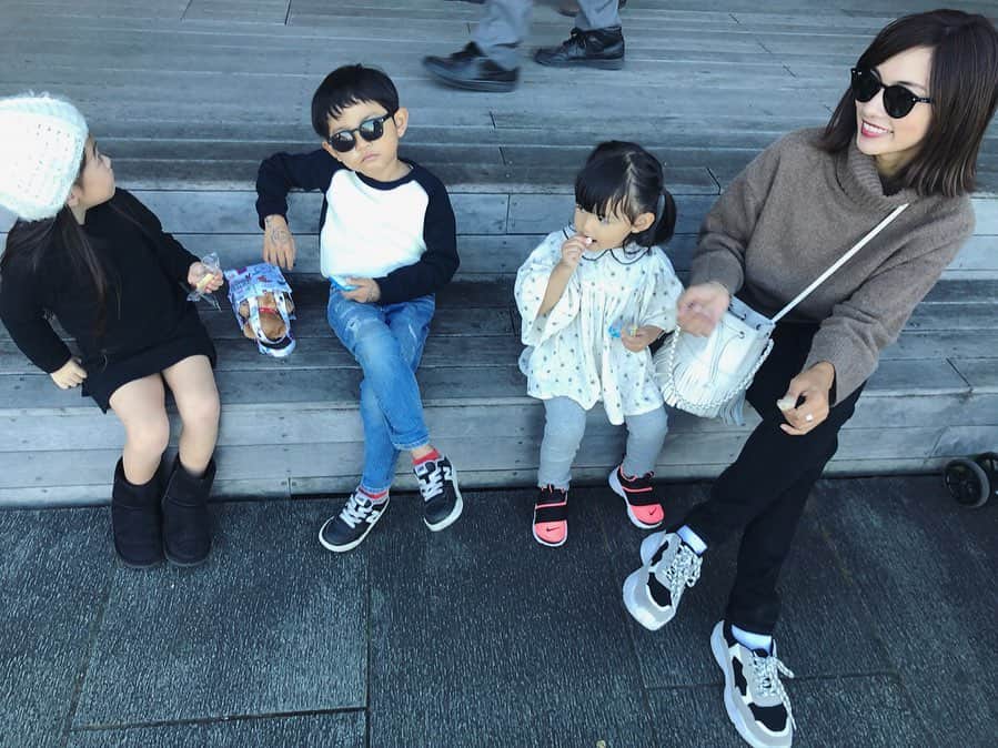 黒宮ニイナのインスタグラム：「年下の可愛いガールフレンドとドライブデート🚙💕 プリンセスのような彼女は息子のこと王子様だと言ってくれていて、息子もそれが嬉しくていつもニヤニヤ😆歩くときはどちらからともなく手を繋ぐ2人👫ラブラブ〜🥰 そして、彼女の前ではおすまし顔でカッコつけたがる😎✨ 娘もプリンセスちゃんが大好きで息子と取り合い☺️女の子って本当に可愛いね🤤 癒しの時間をありがとう💖  #mama #mamafashion #mama coordinate #mamalife #ママ #2児ママ #2人育児 #子連れお出かけ #ドライブ #横浜 #赤レンガ倉庫」