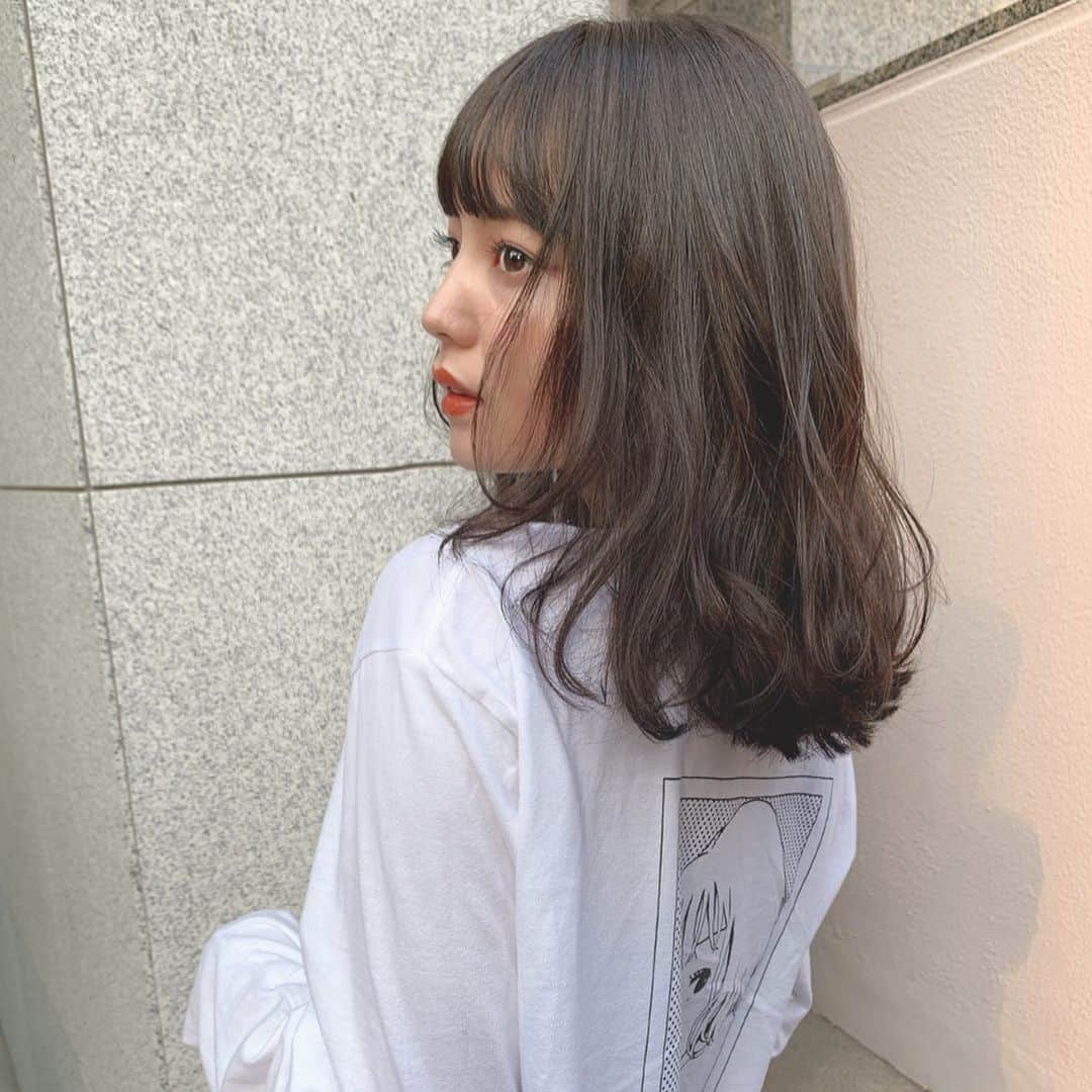 NANAMIさんのインスタグラム写真 - (NANAMIInstagram)「ちょっと前にヘアメンテナンス✂︎ カラーはOlive系で暗めに♡ 日に当たるとまた変わって可愛い色味〜！！ 伸びたのでレイヤーを入れてみたよ！！ ボリュームも出てセットしやすい✌︎✌︎✌︎ @kotone_kuno ありがとうございます💛 #lbyhome」11月17日 21時13分 - nanami023