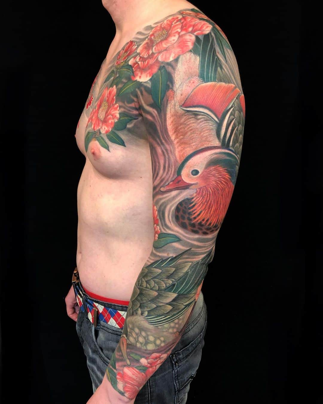 SHIGEさんのインスタグラム写真 - (SHIGEInstagram)「Completed this Oshidori and Tsubaki sleeve today,, I love this sleeve,, Thank you Jason! @jayman_088 Otsukaresama deshita! -  #shige #shigetattoo #shigeyellowblaze #yellowblazetattoo #黄炎 #鴛鴦 #オシドリ #椿 #日本刺青 #oshidori #mandarinduck #tsubaki #camellia #camelliatattoo #japanesetattoo #japaneseart #japan #yokohama #tattoolife @bishoprotary #bishoprotary @inkeeze #inkeeze #dipcaps #bishopfamily #fusionink #fusioninkproteam」11月17日 21時13分 - shige_yellowblaze