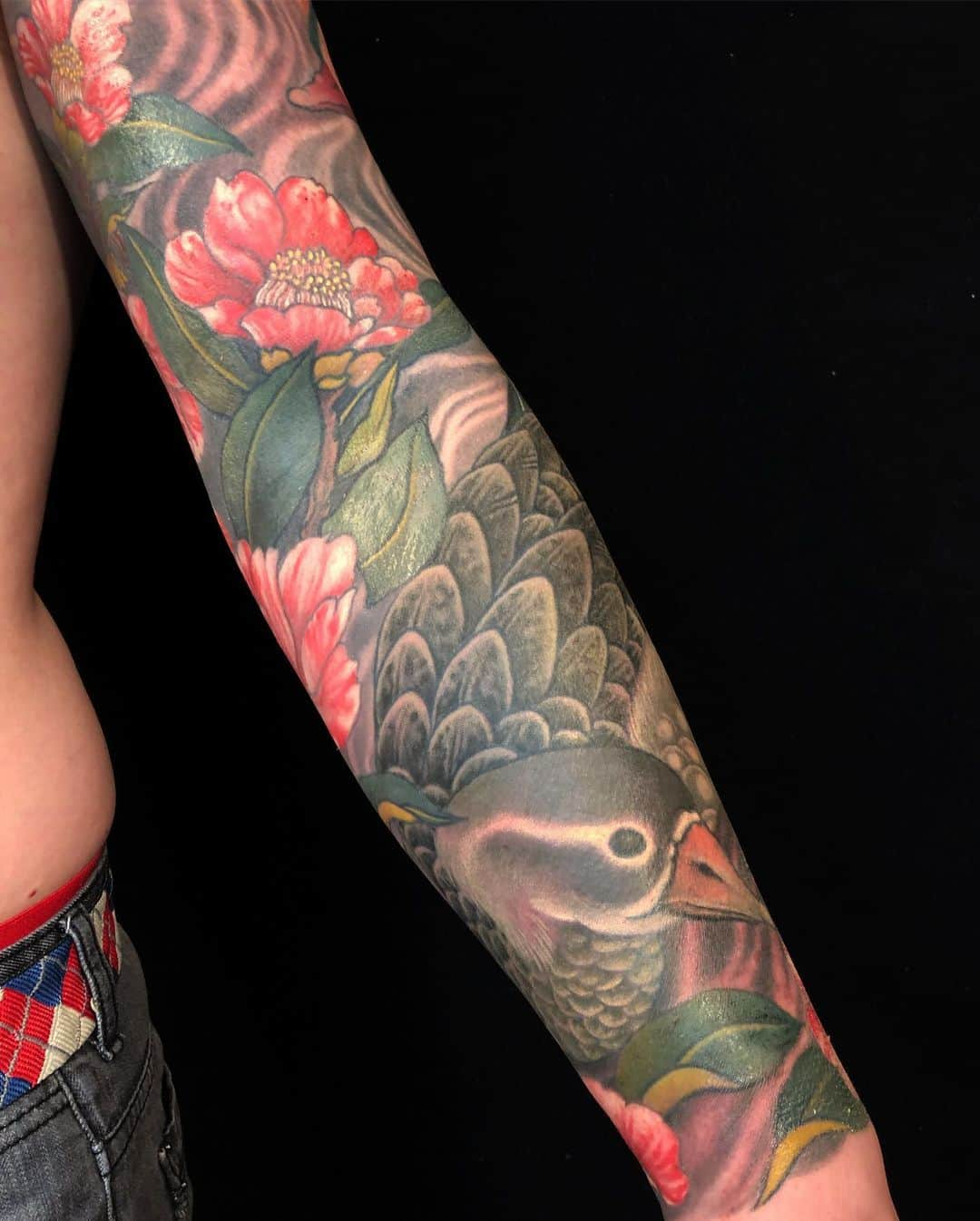 SHIGEさんのインスタグラム写真 - (SHIGEInstagram)「Completed this Oshidori and Tsubaki sleeve today,, I love this sleeve,, Thank you Jason! @jayman_088 Otsukaresama deshita! -  #shige #shigetattoo #shigeyellowblaze #yellowblazetattoo #黄炎 #鴛鴦 #オシドリ #椿 #日本刺青 #oshidori #mandarinduck #tsubaki #camellia #camelliatattoo #japanesetattoo #japaneseart #japan #yokohama #tattoolife @bishoprotary #bishoprotary @inkeeze #inkeeze #dipcaps #bishopfamily #fusionink #fusioninkproteam」11月17日 21時13分 - shige_yellowblaze