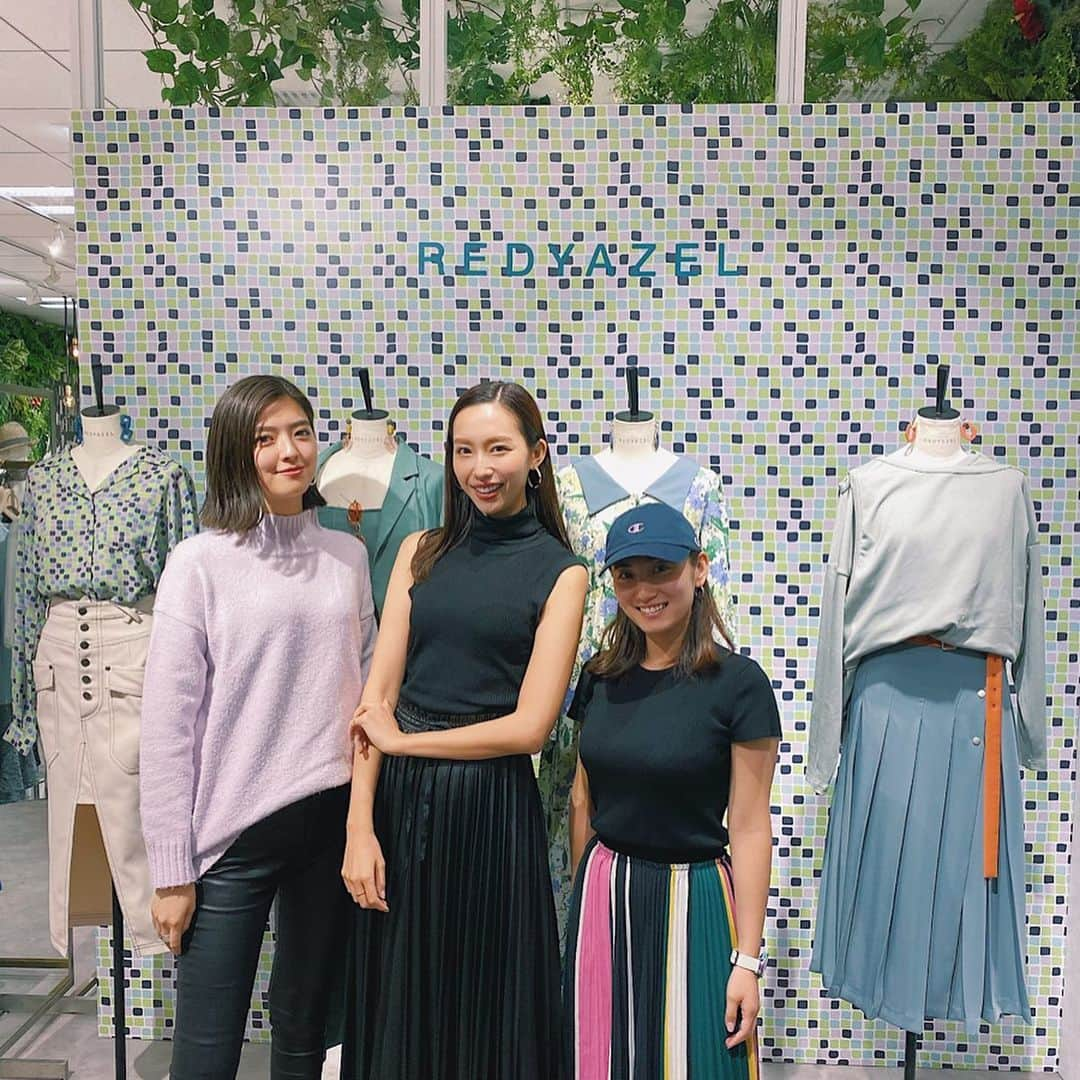 中島亜莉沙さんのインスタグラム写真 - (中島亜莉沙Instagram)「@REDYAZEL 2019 SPRING COLLECTION に可愛い2人と行ってきたよ😇❤️ またお洋服が届いたらアップします💃  #カフェの店員さん風 #いらっしゃいませぇえええ #どうぞご覧くださいませぇええ #これアパレル店員さんや #REDYAZEL #spring #20ss #exhibition #burnedstrose #fashion #coordinate #レディーアゼル #展示会」11月17日 21時16分 - arisan_days