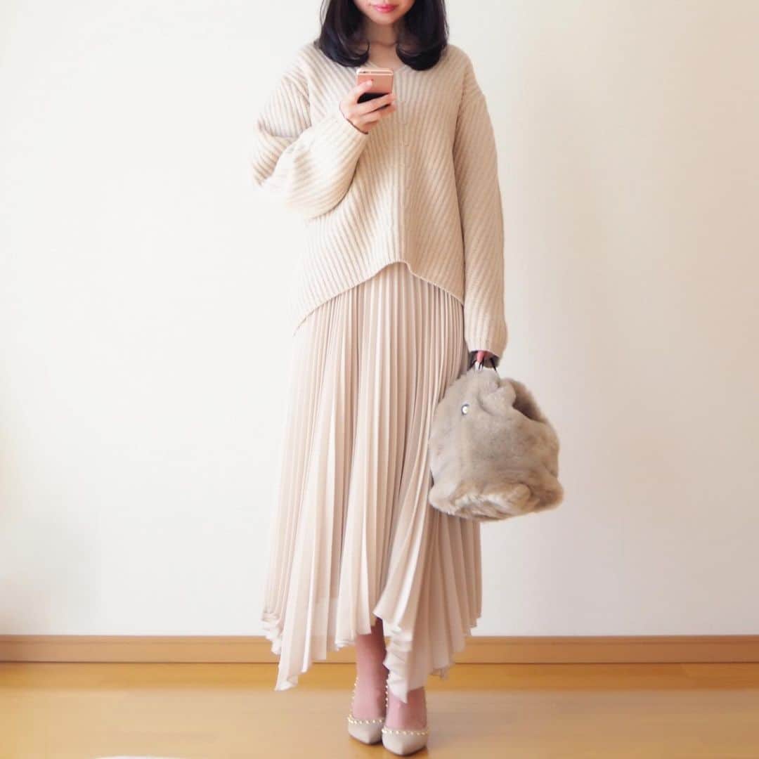 のインスタグラム：「outfit❄️ * beige×ivory☺︎ * ゆるゆる。 そして もふもふ。 * #frayid #milaowen #pellico #violadoro #zara」