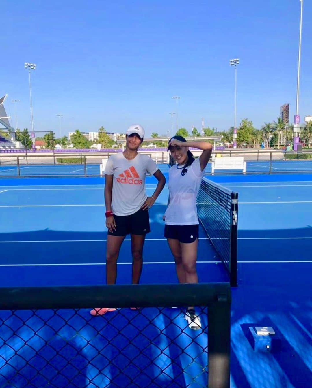 奥野彩加さんのインスタグラム写真 - (奥野彩加Instagram)「Random cuties ran onto court after our practice today🥰🎾😆☀️ 練習が終わったところで急にコ－トの中に走ってきた兄弟😆 甘えん坊だし、テニスしたいと言うので何球か🎾💨 癒し^ ^  #今日のスマイル #練習後汗だくなのに  #子供って可愛いな〜」11月17日 21時27分 - ayakaokuno