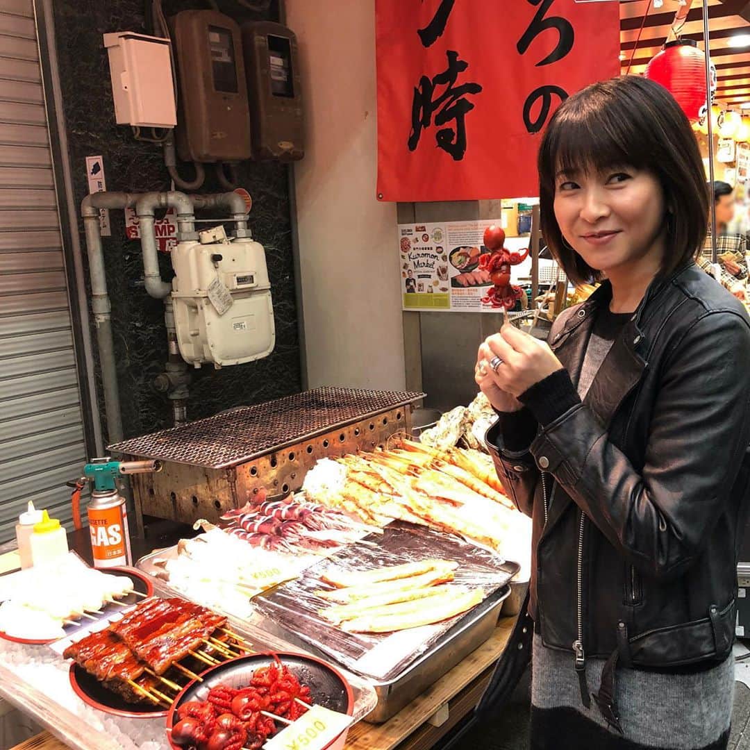 森高千里さんのインスタグラム写真 - (森高千里Instagram)「「この街」TOUR 2019 ﻿ NHK大阪ホールでのコンサートでした。﻿ ﻿ 昨日に引き続き盛り上がりました〜！楽しかったです。﻿ ﻿ 大阪は、観光スポットや美味しいものが沢山あるので、今日はなかなか行けなかった所に行きました。﻿ 黒門市場のミックスジュース、イイダコ串、京丹波栗の焼ポン、宝やのたこ焼き、堂島ロール、一心堂のフルーツ大福、全部美味しかったです。﻿ ﻿ またゆっくり大阪で街を歩きたいです。﻿ ﻿ 次は、群馬県「富岡市かぶら文化ホール」です。﻿ ﻿ #chisatomoritaka﻿ #森高千里﻿ #この街TOUR2019﻿ #大阪 #NHK大阪ホール﻿ #大阪市中央区大手前﻿ #黒門市場﻿ #イイダコ串﻿ #ミックスジュース﻿ #京丹波﻿ #なべじ #ミックスジュース﻿ #焼ポン #京丹波栗﻿ #あべのキューズモール﻿ #あべのハルカス﻿ #フルーツ大福 #一心堂﻿ #喜八洲総本舗 #みたらし団子﻿ #松屋町﻿ #空堀商店街﻿ #練 #レトロスポット﻿ #たこ焼き #宝や﻿ #堂島ロール﻿ #５５１ #肉まん﻿」11月17日 21時20分 - chisatomoritaka_official