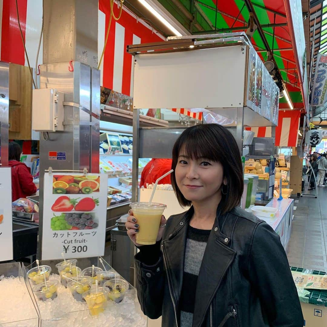 森高千里さんのインスタグラム写真 - (森高千里Instagram)「「この街」TOUR 2019 ﻿ NHK大阪ホールでのコンサートでした。﻿ ﻿ 昨日に引き続き盛り上がりました〜！楽しかったです。﻿ ﻿ 大阪は、観光スポットや美味しいものが沢山あるので、今日はなかなか行けなかった所に行きました。﻿ 黒門市場のミックスジュース、イイダコ串、京丹波栗の焼ポン、宝やのたこ焼き、堂島ロール、一心堂のフルーツ大福、全部美味しかったです。﻿ ﻿ またゆっくり大阪で街を歩きたいです。﻿ ﻿ 次は、群馬県「富岡市かぶら文化ホール」です。﻿ ﻿ #chisatomoritaka﻿ #森高千里﻿ #この街TOUR2019﻿ #大阪 #NHK大阪ホール﻿ #大阪市中央区大手前﻿ #黒門市場﻿ #イイダコ串﻿ #ミックスジュース﻿ #京丹波﻿ #なべじ #ミックスジュース﻿ #焼ポン #京丹波栗﻿ #あべのキューズモール﻿ #あべのハルカス﻿ #フルーツ大福 #一心堂﻿ #喜八洲総本舗 #みたらし団子﻿ #松屋町﻿ #空堀商店街﻿ #練 #レトロスポット﻿ #たこ焼き #宝や﻿ #堂島ロール﻿ #５５１ #肉まん﻿」11月17日 21時20分 - chisatomoritaka_official