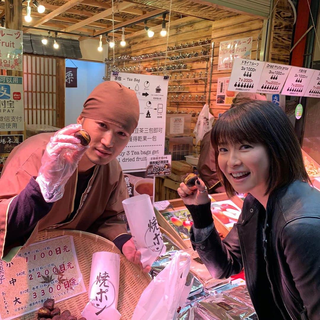 森高千里さんのインスタグラム写真 - (森高千里Instagram)「「この街」TOUR 2019 ﻿ NHK大阪ホールでのコンサートでした。﻿ ﻿ 昨日に引き続き盛り上がりました〜！楽しかったです。﻿ ﻿ 大阪は、観光スポットや美味しいものが沢山あるので、今日はなかなか行けなかった所に行きました。﻿ 黒門市場のミックスジュース、イイダコ串、京丹波栗の焼ポン、宝やのたこ焼き、堂島ロール、一心堂のフルーツ大福、全部美味しかったです。﻿ ﻿ またゆっくり大阪で街を歩きたいです。﻿ ﻿ 次は、群馬県「富岡市かぶら文化ホール」です。﻿ ﻿ #chisatomoritaka﻿ #森高千里﻿ #この街TOUR2019﻿ #大阪 #NHK大阪ホール﻿ #大阪市中央区大手前﻿ #黒門市場﻿ #イイダコ串﻿ #ミックスジュース﻿ #京丹波﻿ #なべじ #ミックスジュース﻿ #焼ポン #京丹波栗﻿ #あべのキューズモール﻿ #あべのハルカス﻿ #フルーツ大福 #一心堂﻿ #喜八洲総本舗 #みたらし団子﻿ #松屋町﻿ #空堀商店街﻿ #練 #レトロスポット﻿ #たこ焼き #宝や﻿ #堂島ロール﻿ #５５１ #肉まん﻿」11月17日 21時20分 - chisatomoritaka_official