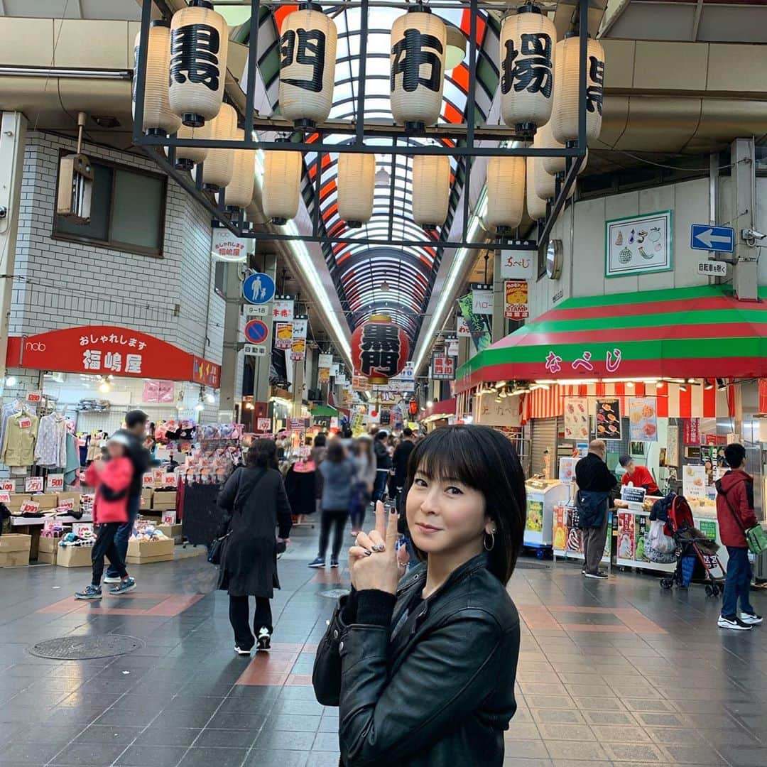 森高千里さんのインスタグラム写真 - (森高千里Instagram)「「この街」TOUR 2019 ﻿ NHK大阪ホールでのコンサートでした。﻿ ﻿ 昨日に引き続き盛り上がりました〜！楽しかったです。﻿ ﻿ 大阪は、観光スポットや美味しいものが沢山あるので、今日はなかなか行けなかった所に行きました。﻿ 黒門市場のミックスジュース、イイダコ串、京丹波栗の焼ポン、宝やのたこ焼き、堂島ロール、一心堂のフルーツ大福、全部美味しかったです。﻿ ﻿ またゆっくり大阪で街を歩きたいです。﻿ ﻿ 次は、群馬県「富岡市かぶら文化ホール」です。﻿ ﻿ #chisatomoritaka﻿ #森高千里﻿ #この街TOUR2019﻿ #大阪 #NHK大阪ホール﻿ #大阪市中央区大手前﻿ #黒門市場﻿ #イイダコ串﻿ #ミックスジュース﻿ #京丹波﻿ #なべじ #ミックスジュース﻿ #焼ポン #京丹波栗﻿ #あべのキューズモール﻿ #あべのハルカス﻿ #フルーツ大福 #一心堂﻿ #喜八洲総本舗 #みたらし団子﻿ #松屋町﻿ #空堀商店街﻿ #練 #レトロスポット﻿ #たこ焼き #宝や﻿ #堂島ロール﻿ #５５１ #肉まん﻿」11月17日 21時20分 - chisatomoritaka_official