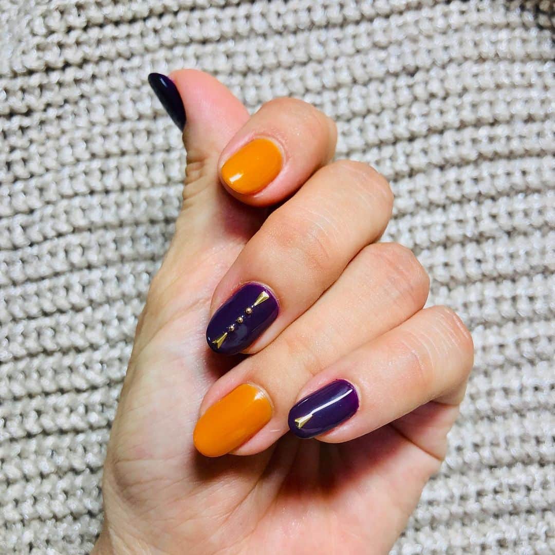 be-o編集部のインスタグラム：「ネイルをかえました！今月は紫です💜親指にもパーツが付いているんですが私の撮影技術の未熟さ故に写せませんでした💦 ほぼノープランで行ったにもかかわらず素敵にしてくれたNail room S・K・yさんありがとうございます😊かわいい！  #be-o #beo #ビオ #沖縄 #nail #nailroomsky  #紫ネイル  #からし色」