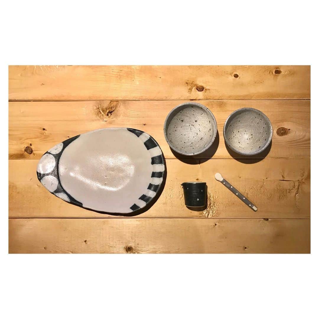 二見悠のインスタグラム：「最近は器のある生活を楽しんでます。 自分の気に入った器でご飯を食べるて良いんですよ🍚」