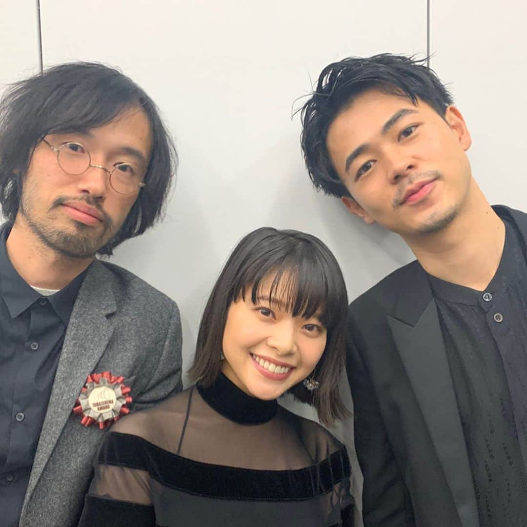 岸井ゆきののインスタグラム：「今日はTAMA映画賞授賞式でした。 わたしは、最優秀新進女優賞をいただきました。 本当にありがとうございます。 監督、スタッフ、キャストの皆さんに助けられて 毎日夢中になって作り上げた作品がこうして評価してもらえたこと、本当に嬉しく思います。  マモルから無意識に与えられるものすべてに意味を付けて大事にしてしまうのがテルコだったと思うし、 なにより、物語のなかでは決して正しいとは言えないテルコとマモルが、そんな二人が皆様に認めてもらえたようで、何よりの喜び！です。 出来るならテルコに伝えたいよ！おーい。  そして、この賞におごらず、でも伸び伸びと、これからも誠実に作品に取り組んでいきたいと思います。  とにかく今のわたしには、舞台『月の獣』がある！ 力強い幕開けになるよう、がんばります。 東京は12／7から新宿紀伊國屋ホールにて。 ぜひぜひぜひ観に来てくださいね！！まってる！  #愛がなんだ #成田凌 #今泉力哉 #岸井ゆきの」