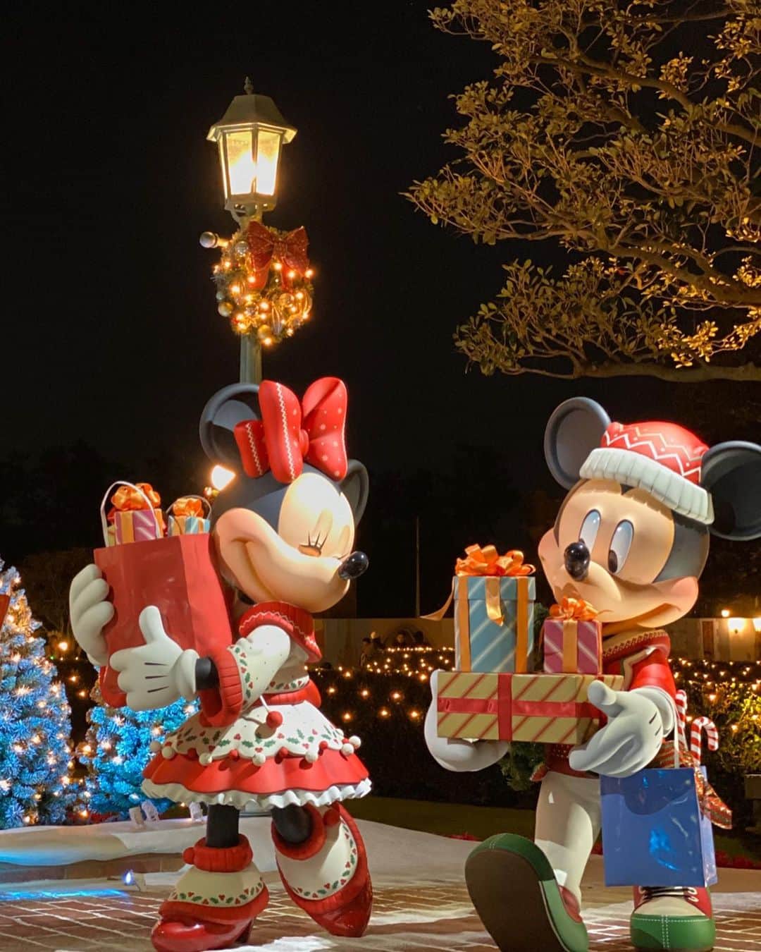 のインスタグラム：「🔔🎄Disneyland🎄🔔 結構沢山のキャラと一緒に📷が撮れて楽しかったです(*˘︶˘*)•*¨*•.🌙*ﾟ  #ディズニー #ディズニーランド  #disneyland  #xmas  #初めてウッディーに会えた♥️😆」