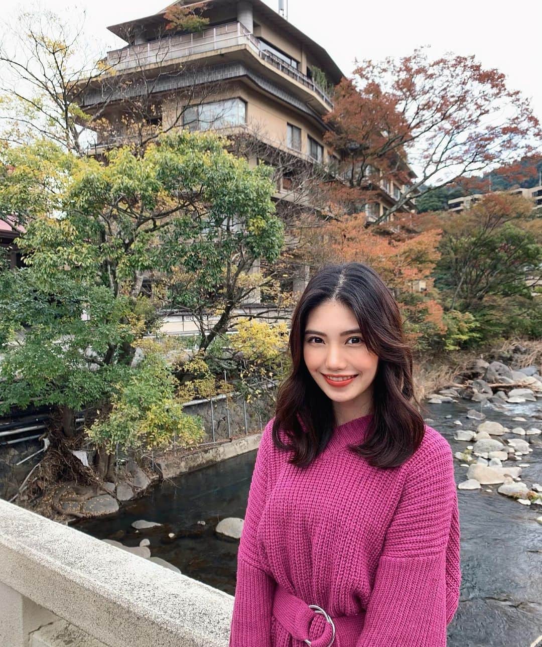 のインスタグラム：「箱根♨️ オバショット失礼します🥺♥️ 素敵な所いっぱいあったから これから沢山更新するよ✌️ ・ #箱根 #箱根旅行 #箱根温泉 #旅行 #travel #trip #タビジョ #グルメ #温泉 #温泉旅行 #箱根湯本 #japan #fashion #コーデ #ootd #outfit #ニットコーデ #pink #hair #hairmake #秋メイク #紅葉 #ワンレン #girl #ビジョビジョ #photography #instagood #instalike #instagram #holiday」