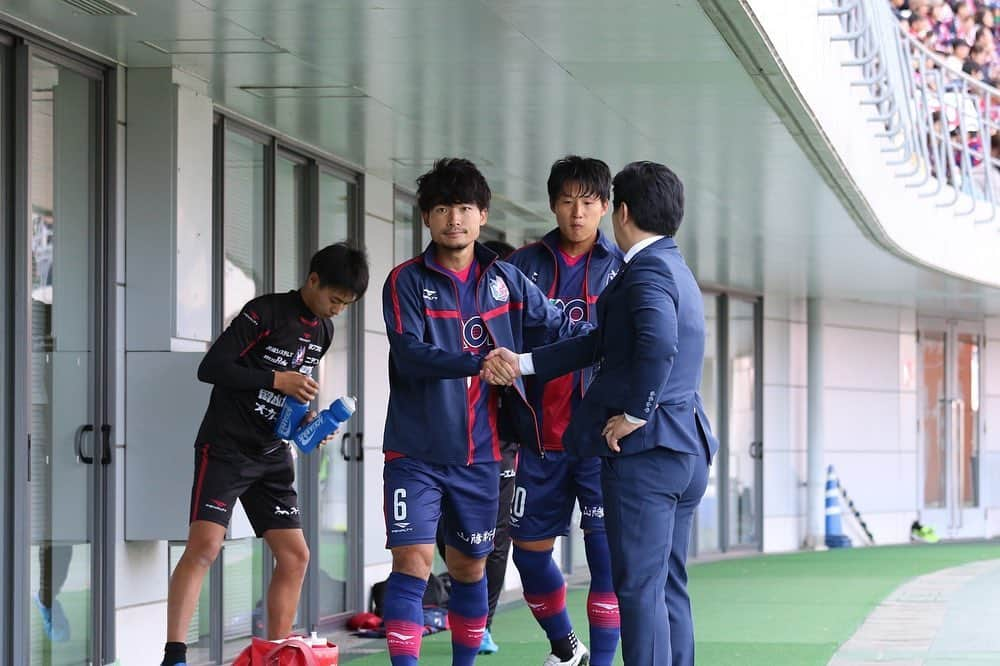 喜山康平さんのインスタグラム写真 - (喜山康平Instagram)「昨日はスタジアムを満員にして最高の雰囲気を作ってくれてありがとうございます。  ピッチから見るスタジアムの雰囲気は格別でした。  期待に応えることはできなかったけどこのメンバーで闘える最後の1試合、勝利で終えれるようにやりきります。  #ファジアーノ岡山」11月17日 21時29分 - koheikiyama_