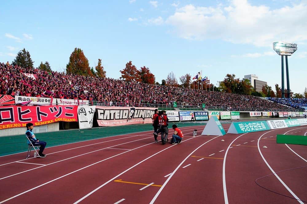 喜山康平さんのインスタグラム写真 - (喜山康平Instagram)「昨日はスタジアムを満員にして最高の雰囲気を作ってくれてありがとうございます。  ピッチから見るスタジアムの雰囲気は格別でした。  期待に応えることはできなかったけどこのメンバーで闘える最後の1試合、勝利で終えれるようにやりきります。  #ファジアーノ岡山」11月17日 21時29分 - koheikiyama_