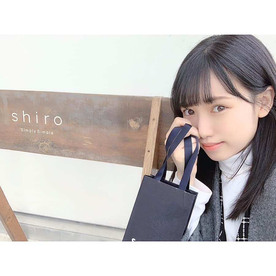 運上弘菜さんのインスタグラム写真 - (運上弘菜Instagram)「. . SHIRO砂川本店  北海道が誇るSHIRO ロゴとパッケージが変わってもいい香りで大好き~ . . . #shiro #shirocosmetics #shirocafe」11月17日 21時30分 - nappi_0809