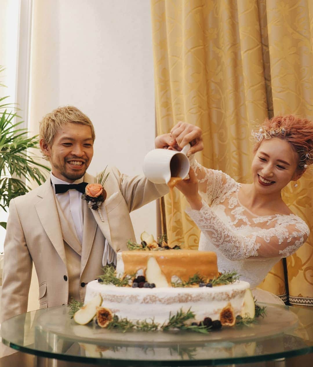 伊原葵さんのインスタグラム写真 - (伊原葵Instagram)「H a p p y  W e d d i n g 👰🤵 @kasimegu @okd_yoshihiro  おめでとうございます👏 . . 11/11ポッキーの日は 大好きなめぐみさんの結婚式💒 笑いあり、涙ありのめぐみさん らしい結婚式でした✨ めぐみさんはいろいろ背中を押してくれて、今でも支えてくださる１人。 離れててもいつも味方でいてくれて 応援してくれる人。 .  すーごくすーごく綺麗で可愛かった😭 よしぴさんと三人でごはんにいって 結婚式をプッシュしたのも懐かしい😂 感動して、泣きながら結婚っていいなぁとかいってた私。笑😂 とりあえずほんまに素敵でした。 久しぶりにスタッフみんなにも会えて うれしかったな☺️💕💕 変わらず暖かいメンバーでホッと安心。帰ってきた～て感じがした☺️ . よしぴさん、めぐみさんのことを よろしくお願いします🙏💖 末長くお幸せに。。。❤️❤️❤️ . . #wedding」11月17日 21時32分 - aoi186