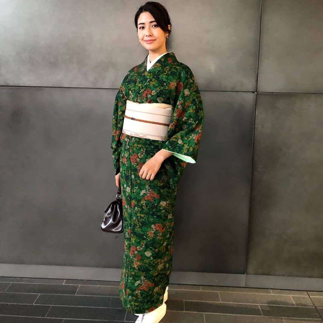 山崎愛香さんのインスタグラム写真 - (山崎愛香Instagram)「. 胴抜き仕立ての小紋。 着物は色んな種類があって奥深くて面白い。 時々着物で出かけるので、旦那さんの 「出先で帯を直すスキル」が上がっています😳👏 #小紋 #胴抜き仕立て #着物 #着物でお出かけ #kimono」11月17日 21時37分 - manaka_yamazaki