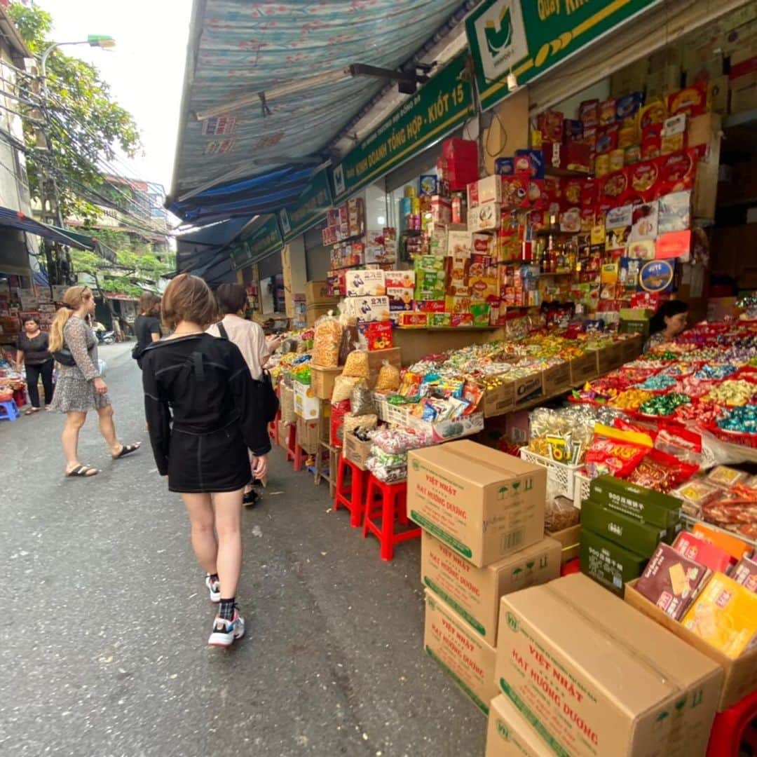 上野優華さんのインスタグラム写真 - (上野優華Instagram)「ベトナムの旧市街へ。 街全体が可愛すぎる…！！！ お散歩が楽しくて、最高でした。  お菓子たくさん売ってた🥰🥰🥰 #ベトナム #Vietnam  #🇻🇳 #ハノイ　#hanoi  #観光 #ベトナム観光　#旧市街　#街並み　#ベトナム旧市街　#街歩き　#ベトナム散歩　#可愛い　#カラフル　 #Phốcổ  #Cảnhquanthànhphố  #Thamquan #Tìnhyêu #Hẹngặplại  #Cảmơn」11月17日 21時38分 - yuukaueno0205