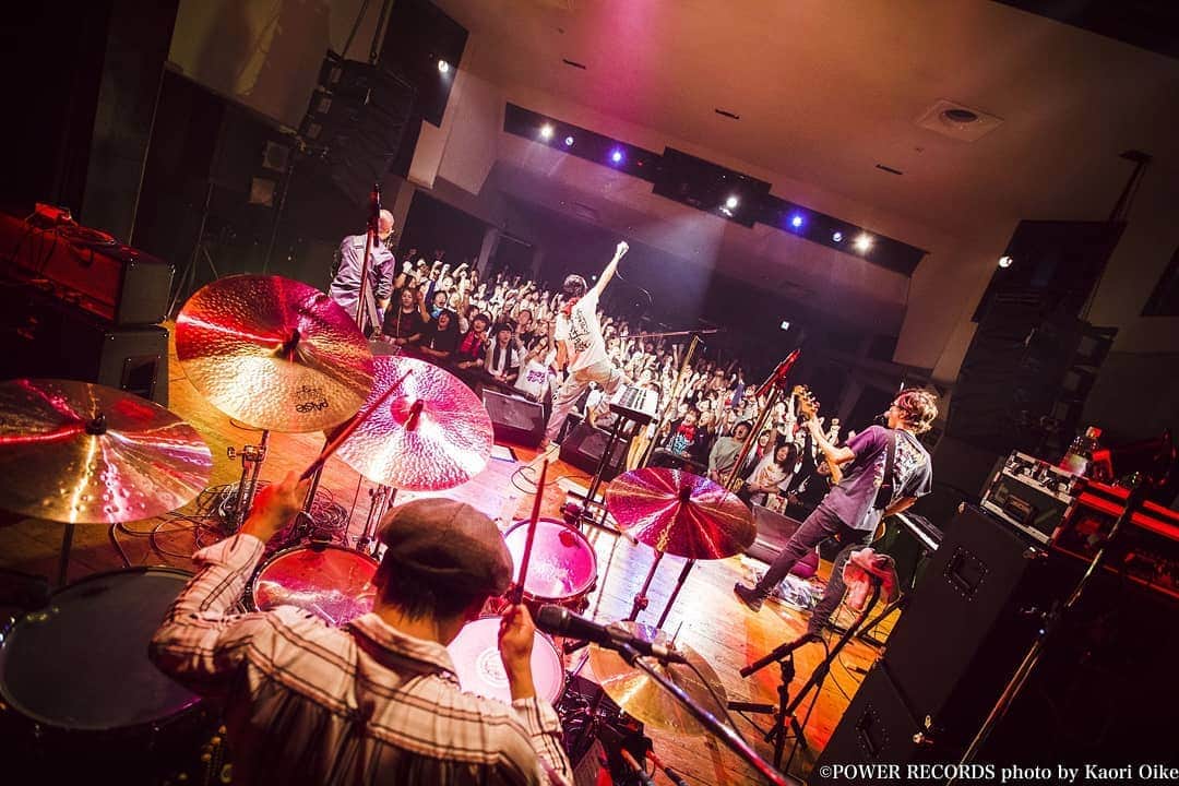 のインスタグラム：「ツアーファイナルumeda TRADワンマン一緒にライブしてくれたゲストボーカル、配信見てくれたゲストボーカルありがとうございました🙇  今回のツアーに関わってくれた対バン、ライブハウス、ゲストボーカル、本当にありがとうございました😭  半年におよぶツアーもこれにて終了かと思いきや、12/1金沢vanvan V4の振替公演が残っておりますよ‼️裏ファイナル‼️是非お待ちしております✨  #セクマシ!! #セックスマシーン!! #圧倒的な存在感 #世界一長いマイクケーブル #WOW #sexmachine #ツアーファイナル #ワンマンライブ #umedaTRAD」