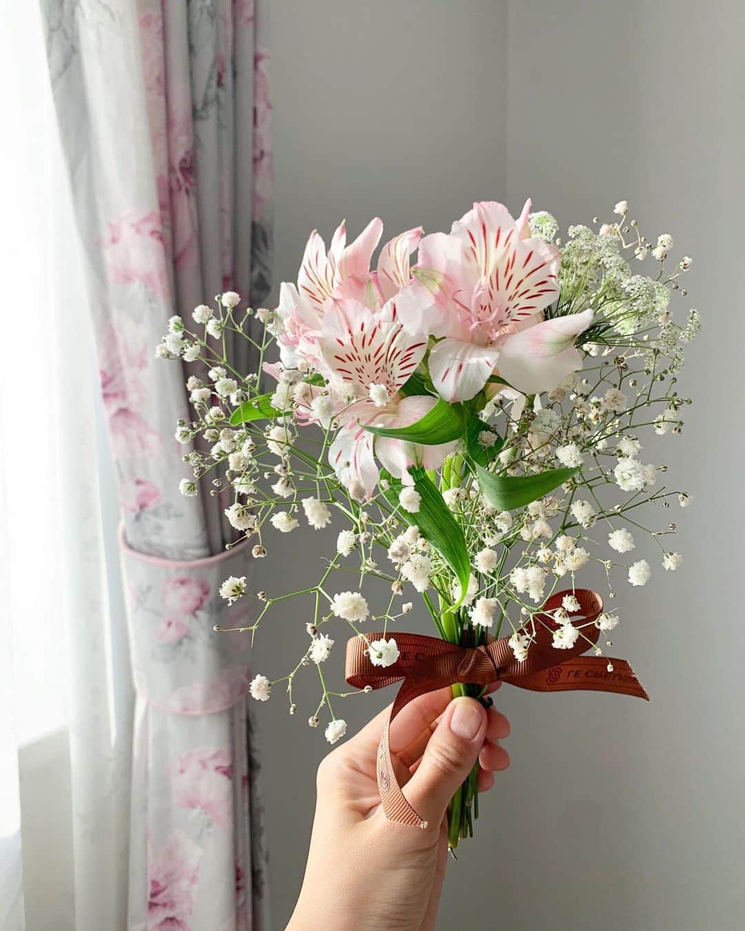 こままりえさんのインスタグラム写真 - (こままりえInstagram)「✴︎ lovely flowers💐 . お部屋にお花があるだけで 幸せ度がアップすると思ってるから 常に生花のある生活を心がけています🥰 . 先日、毎週or隔週でかわいいお花が届く 定期便 @medelu_official の Liteコースのお花がうちにやってきました💐 . 明治から100年以上続く会社の スタッフさんたちが手掛けているサービスは お花の品質と鮮度がよいのが特徴👏 . 今回、特別にフォロワー様に なんと80パーセントもオフになる 素敵なクーポンをご用意いただきました↓ ୨୧┈┈┈┈┈┈┈┈┈┈┈┈┈┈┈┈┈୨୧ 初回80％OFFクーポンコードは「06UB」 （先着10名様までとなります。） ୨୧┈┈┈┈┈┈┈┈┈┈┈┈┈┈┈┈┈୨୧ .  #アルストロメリア  #ホワイトレースフラワー  #カスミソウ  この組み合わせ好きだなぁ〜💐 . お花好きの娘ちゃんも大喜び👧 今日も笑顔で過ごせたことに感謝です💓 .  #medelu #お花の定期便 #花の定期便 #定期便 #花のある暮らし #暮らし #ナチュラル #花のある生活 #花 #お花 #インテリアフラワー #グリーン #インテリア #花言葉 #花束 #かわいい #綺麗 #オシャレ #ミニブーケ #ママガール #ママスタグラム #暮らしを楽しむ #フラワーアレンジメント #花のある幸せ時間 #娘ちゃんの成長記録 #2歳6ヶ月 #2歳半」11月17日 21時42分 - komamarie