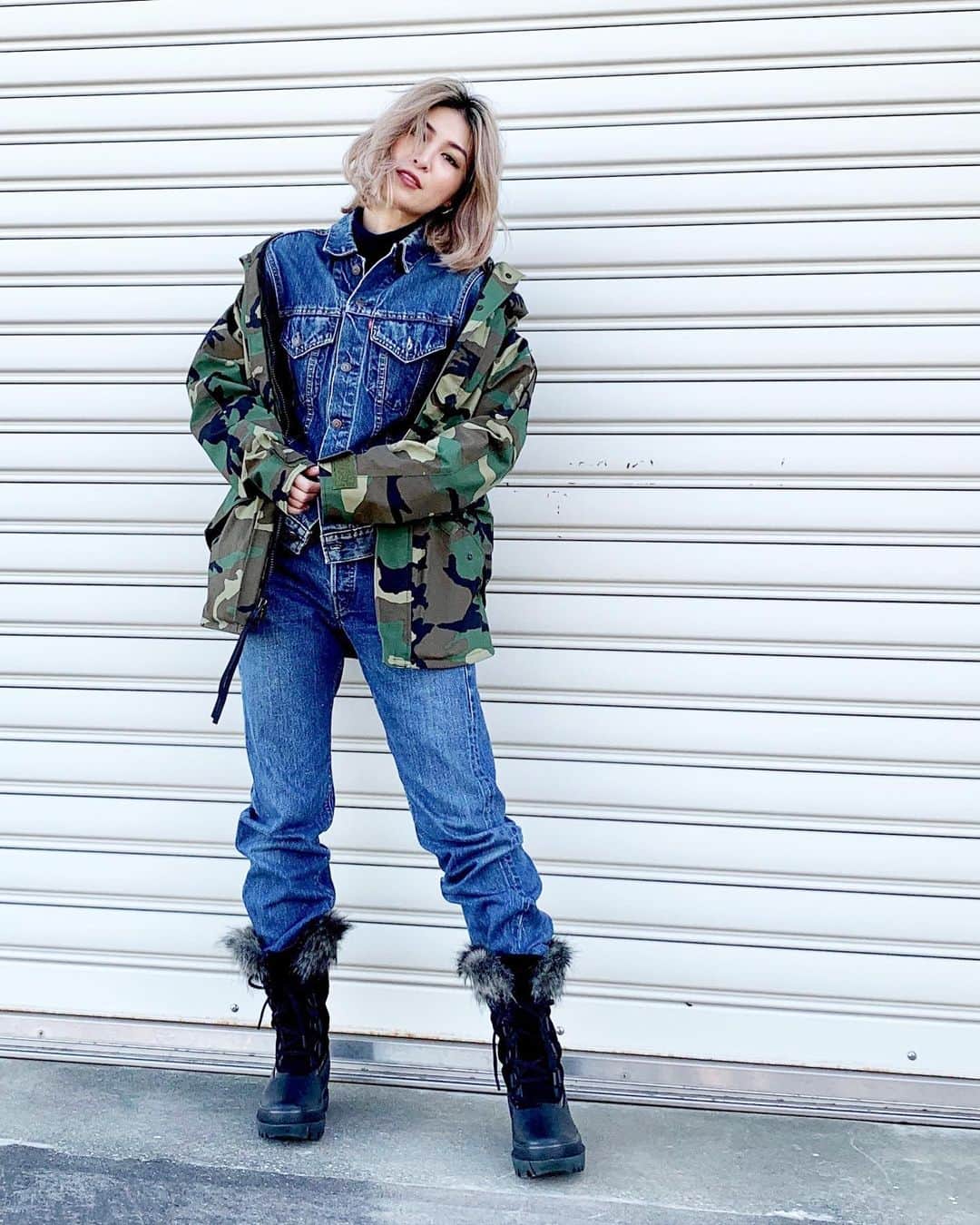 のインスタグラム：「#ootd #SOREL JOAN OF ARCTICの新作🥾 今までは雪の日や雨の日に履くイメージだったけど普段遣い出来るのデザイン多くて嬉しい😆 寒いからUSミリタリーのゴアテックス、やっぱこれは本当一生使える！🤘 #outfit #styling #goretex #usmilitary #deadstock #vintage #ソレル #denim #denimjacket #boots #mensfashion #fashion #sundayfunday #ericore」