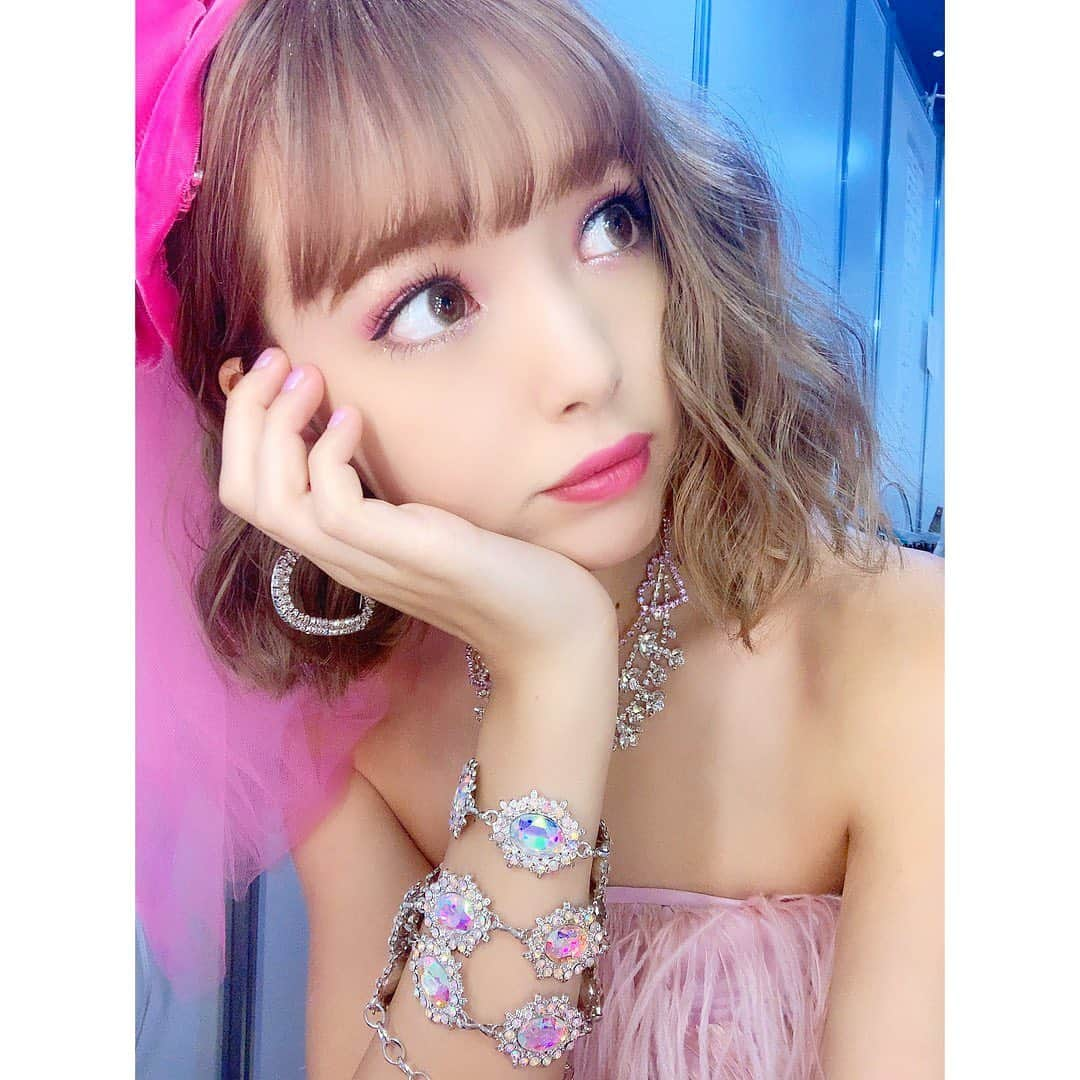 藤田ニコル（にこるん）さんのインスタグラム写真 - (藤田ニコル（にこるん）Instagram)「日本に帰ってきました🇯🇵 台湾でviviNight無事昨日終了しました🐷  台湾で私の事知ってる人なんて いるのかなっとか不安でいっぱい だったんですけど、ボードや団扇も あって正直ビックリしました🍒  日本から遠征して来てくれたファンの子も ありがとう😢  また戻ってこれたらいいなって思います😌  楽しかったね🥰🥰 ランウェイ途中坂があるところで つまずいてますしっかり。笑」11月17日 21時43分 - 2525nicole2