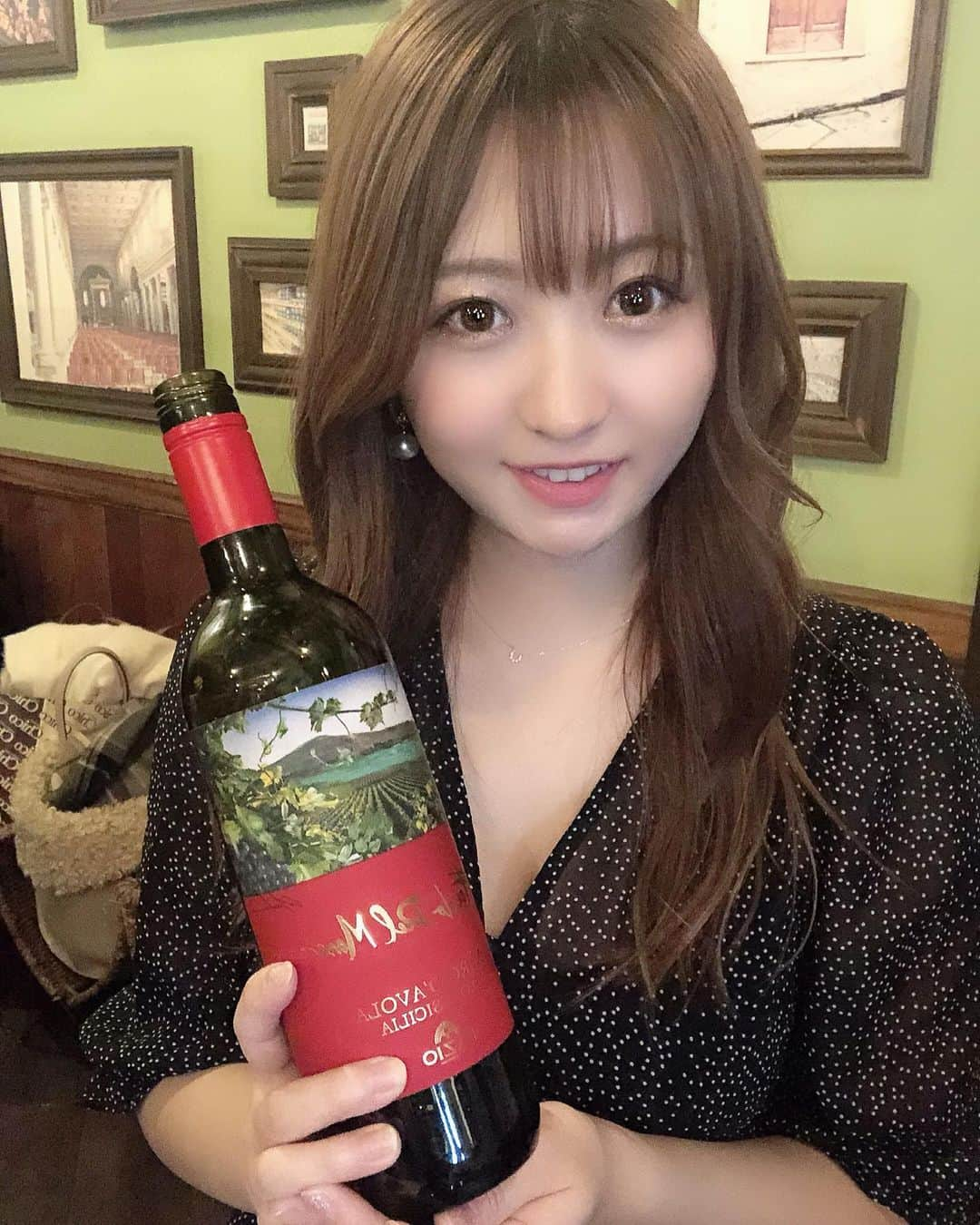 新矢皐月さんのインスタグラム写真 - (新矢皐月Instagram)「ワイン🍷﻿ ﻿ ﻿ ワインペアリングディナーに招待していただき、まありさんと✨﻿ ﻿ ﻿ FAZIO社・ワインオーナーのLillyさんが来日されていてお写真も撮っていただきました！💖﻿ ﻿ ﻿ お食事はオステリア ラストリカート さんのイタリアン！🍽﻿ ﻿ 1枚目に持ってる赤ワインは﻿ 「フェウド デッラ・マーレ ネロダヴォラ（DOCシチリア）」﻿ ファミリーマート限定販売商品なんです☺️！！﻿ ﻿ 是非見つけたら飲んでみてください😻﻿ ﻿ ﻿ ﻿ みなさんはワイン飲めますか？？？？﻿ ﻿ ﻿ 今回のディナーで白ワインやロゼなども頂いたのですが﻿ ワイン初心者でも飲みやすかったです🍾﻿ ﻿ アンテナショップ「ドルチェヴィータ」で﻿ 購入できるみたいなので気になる方は要チェック✨﻿ ﻿ -------------------------------------- ﻿ 🏠東京都 新宿区 神楽坂6-8-30﻿ オンラインショップ﻿ （＠dolcevita_insta のTOPページよりご覧頂けます）﻿ https://www.dolcevita-online.shop/age-verification﻿ インスタ＠dolcevita_insta のDMでもご注文🆗﻿ ﻿ -------------------------------------- ﻿ ﻿ #ドルチェヴィータ #ジャパンソルト #FAZIO  #ワイン ﻿ #スパークリングワイン #ワイン好き #ワインに合う料理  #料理に合うワイン #wine ﻿」11月17日 21時44分 - araya_satsuki