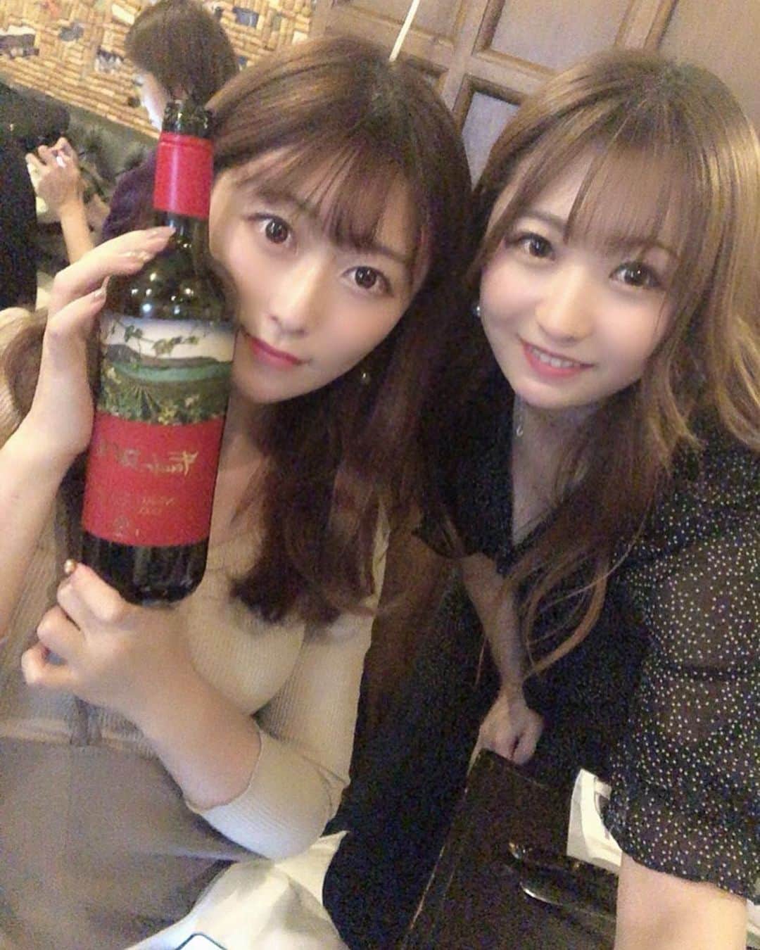 新矢皐月さんのインスタグラム写真 - (新矢皐月Instagram)「ワイン🍷﻿ ﻿ ﻿ ワインペアリングディナーに招待していただき、まありさんと✨﻿ ﻿ ﻿ FAZIO社・ワインオーナーのLillyさんが来日されていてお写真も撮っていただきました！💖﻿ ﻿ ﻿ お食事はオステリア ラストリカート さんのイタリアン！🍽﻿ ﻿ 1枚目に持ってる赤ワインは﻿ 「フェウド デッラ・マーレ ネロダヴォラ（DOCシチリア）」﻿ ファミリーマート限定販売商品なんです☺️！！﻿ ﻿ 是非見つけたら飲んでみてください😻﻿ ﻿ ﻿ ﻿ みなさんはワイン飲めますか？？？？﻿ ﻿ ﻿ 今回のディナーで白ワインやロゼなども頂いたのですが﻿ ワイン初心者でも飲みやすかったです🍾﻿ ﻿ アンテナショップ「ドルチェヴィータ」で﻿ 購入できるみたいなので気になる方は要チェック✨﻿ ﻿ -------------------------------------- ﻿ 🏠東京都 新宿区 神楽坂6-8-30﻿ オンラインショップ﻿ （＠dolcevita_insta のTOPページよりご覧頂けます）﻿ https://www.dolcevita-online.shop/age-verification﻿ インスタ＠dolcevita_insta のDMでもご注文🆗﻿ ﻿ -------------------------------------- ﻿ ﻿ #ドルチェヴィータ #ジャパンソルト #FAZIO  #ワイン ﻿ #スパークリングワイン #ワイン好き #ワインに合う料理  #料理に合うワイン #wine ﻿」11月17日 21時44分 - araya_satsuki