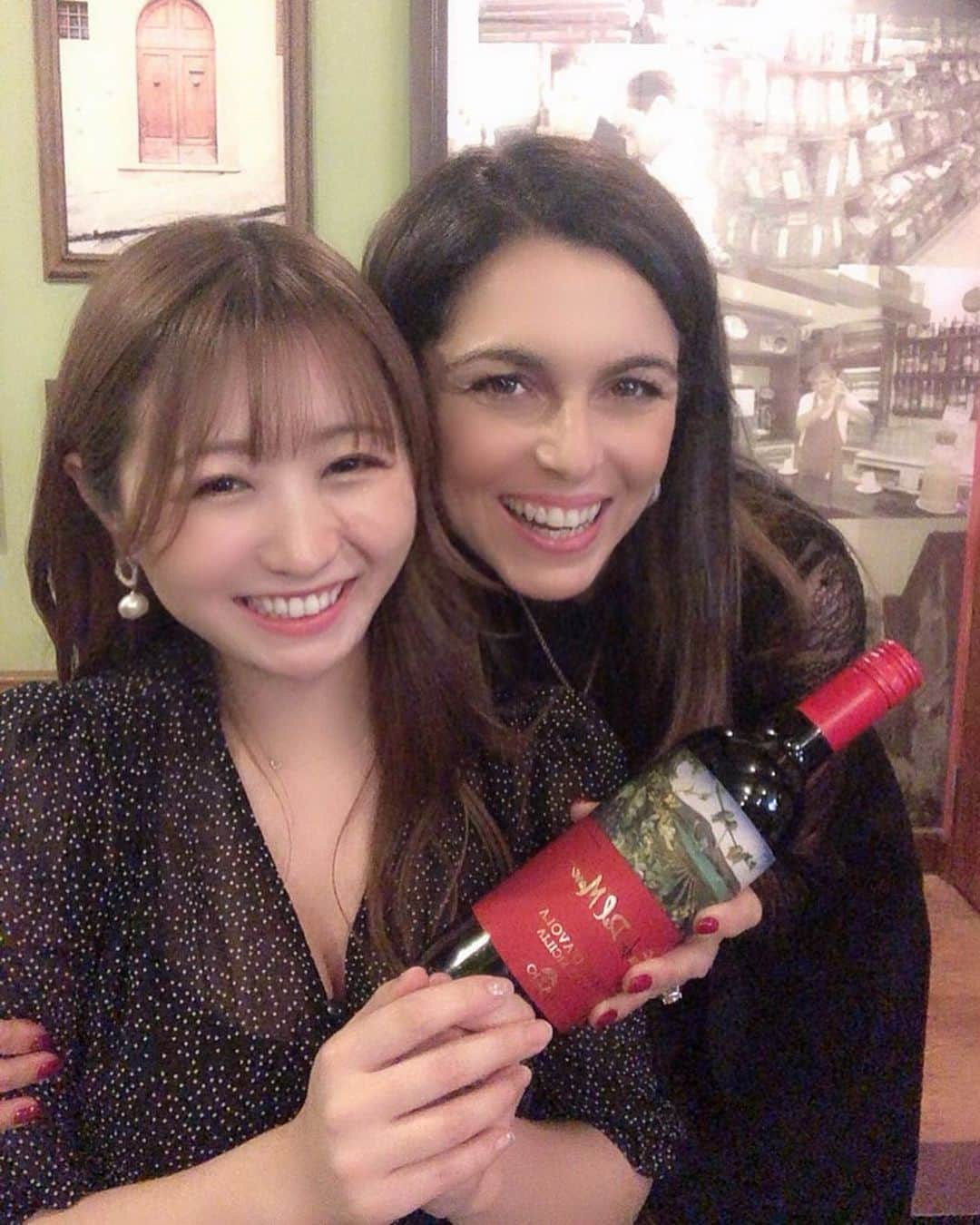 新矢皐月さんのインスタグラム写真 - (新矢皐月Instagram)「ワイン🍷﻿ ﻿ ﻿ ワインペアリングディナーに招待していただき、まありさんと✨﻿ ﻿ ﻿ FAZIO社・ワインオーナーのLillyさんが来日されていてお写真も撮っていただきました！💖﻿ ﻿ ﻿ お食事はオステリア ラストリカート さんのイタリアン！🍽﻿ ﻿ 1枚目に持ってる赤ワインは﻿ 「フェウド デッラ・マーレ ネロダヴォラ（DOCシチリア）」﻿ ファミリーマート限定販売商品なんです☺️！！﻿ ﻿ 是非見つけたら飲んでみてください😻﻿ ﻿ ﻿ ﻿ みなさんはワイン飲めますか？？？？﻿ ﻿ ﻿ 今回のディナーで白ワインやロゼなども頂いたのですが﻿ ワイン初心者でも飲みやすかったです🍾﻿ ﻿ アンテナショップ「ドルチェヴィータ」で﻿ 購入できるみたいなので気になる方は要チェック✨﻿ ﻿ -------------------------------------- ﻿ 🏠東京都 新宿区 神楽坂6-8-30﻿ オンラインショップ﻿ （＠dolcevita_insta のTOPページよりご覧頂けます）﻿ https://www.dolcevita-online.shop/age-verification﻿ インスタ＠dolcevita_insta のDMでもご注文🆗﻿ ﻿ -------------------------------------- ﻿ ﻿ #ドルチェヴィータ #ジャパンソルト #FAZIO  #ワイン ﻿ #スパークリングワイン #ワイン好き #ワインに合う料理  #料理に合うワイン #wine ﻿」11月17日 21時44分 - araya_satsuki