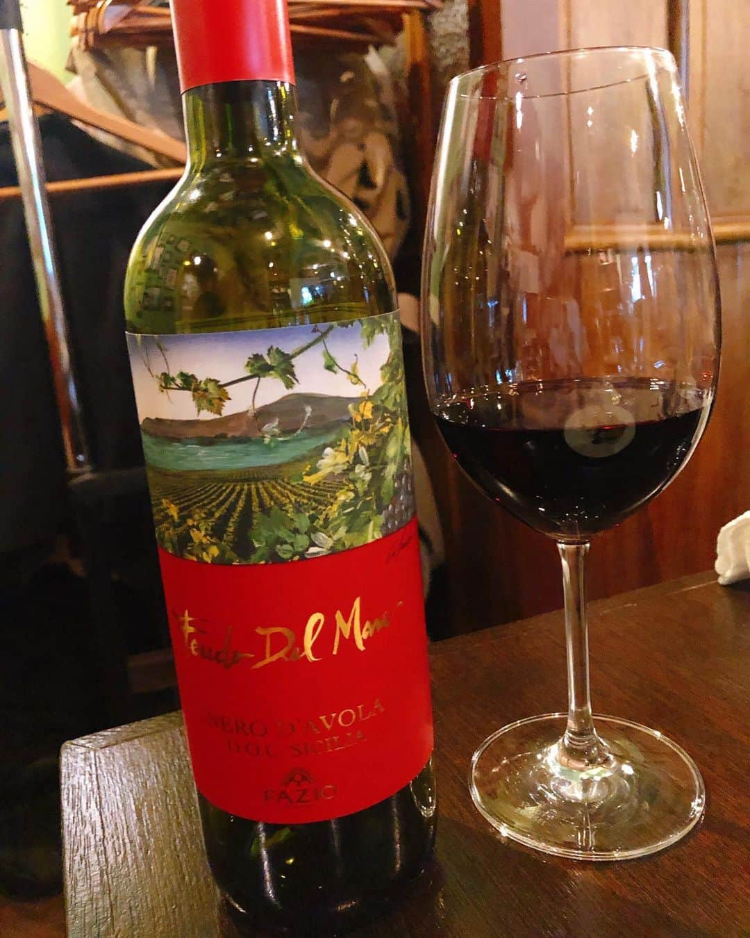 新矢皐月さんのインスタグラム写真 - (新矢皐月Instagram)「ワイン🍷﻿ ﻿ ﻿ ワインペアリングディナーに招待していただき、まありさんと✨﻿ ﻿ ﻿ FAZIO社・ワインオーナーのLillyさんが来日されていてお写真も撮っていただきました！💖﻿ ﻿ ﻿ お食事はオステリア ラストリカート さんのイタリアン！🍽﻿ ﻿ 1枚目に持ってる赤ワインは﻿ 「フェウド デッラ・マーレ ネロダヴォラ（DOCシチリア）」﻿ ファミリーマート限定販売商品なんです☺️！！﻿ ﻿ 是非見つけたら飲んでみてください😻﻿ ﻿ ﻿ ﻿ みなさんはワイン飲めますか？？？？﻿ ﻿ ﻿ 今回のディナーで白ワインやロゼなども頂いたのですが﻿ ワイン初心者でも飲みやすかったです🍾﻿ ﻿ アンテナショップ「ドルチェヴィータ」で﻿ 購入できるみたいなので気になる方は要チェック✨﻿ ﻿ -------------------------------------- ﻿ 🏠東京都 新宿区 神楽坂6-8-30﻿ オンラインショップ﻿ （＠dolcevita_insta のTOPページよりご覧頂けます）﻿ https://www.dolcevita-online.shop/age-verification﻿ インスタ＠dolcevita_insta のDMでもご注文🆗﻿ ﻿ -------------------------------------- ﻿ ﻿ #ドルチェヴィータ #ジャパンソルト #FAZIO  #ワイン ﻿ #スパークリングワイン #ワイン好き #ワインに合う料理  #料理に合うワイン #wine ﻿」11月17日 21時44分 - araya_satsuki