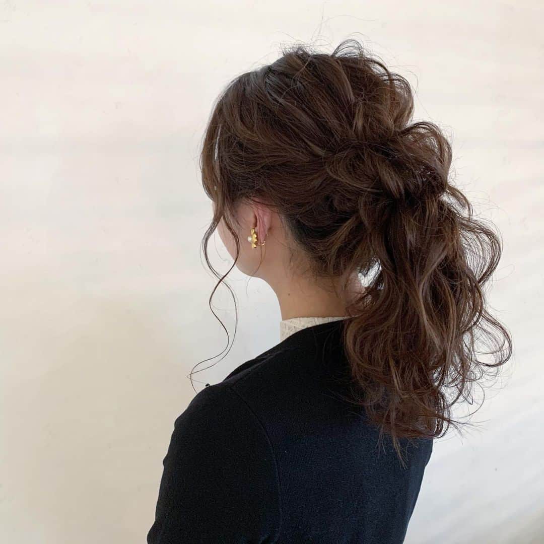 kumaのインスタグラム：「結婚式のお粧し。 . ポニーテールでふわふわ☺️ #ヘアアレンジ #ポニーテール #hair #hairstyle」