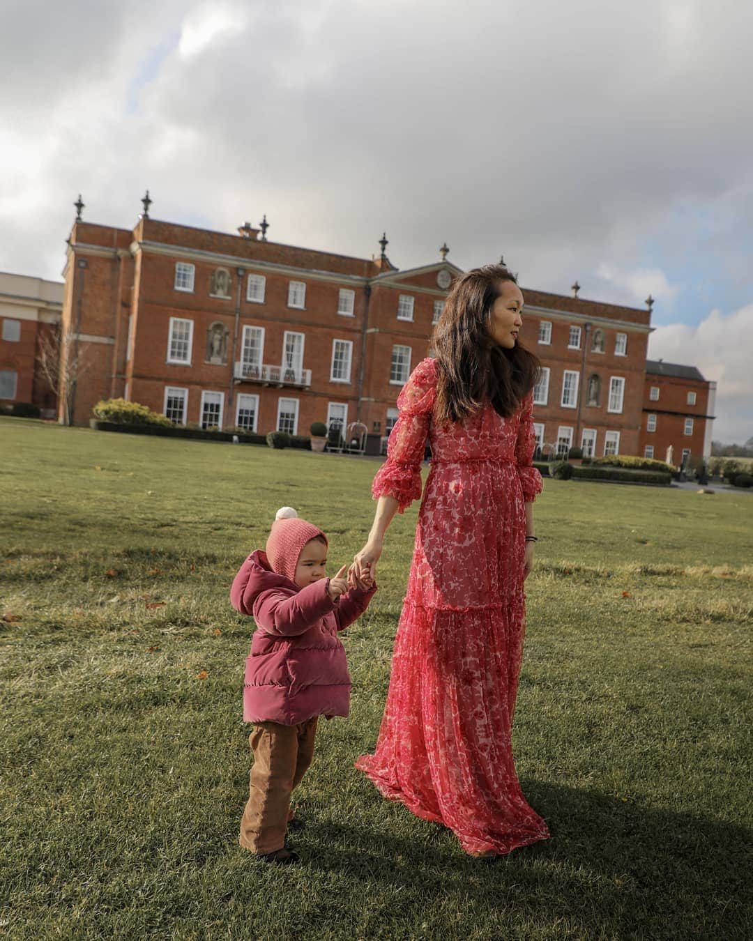 Mariko Kuoさんのインスタグラム写真 - (Mariko KuoInstagram)「Spending the weekend surrounded by rolling hills and endless views of the English countryside!  The Four Seasons Hampshire is hands down the most family friendly hotel we have ever stayed.  Only an hour away from London, this is the perfect weekend retreat perfect for families with little ones.  From spending hours splashing away at Sharkie's Reef, saying "Hello!" to gorgeous horsies on the grounds and picking and choosing all her favourite foods at the Children's buffet, this must have been Ayame's best weekend in her life!  @fshampshire (complimentary stay*)」11月17日 21時52分 - marikokuo