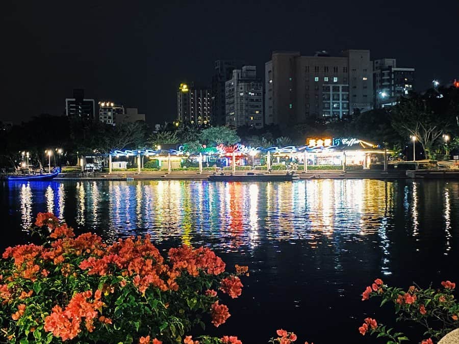 佐藤あずみのインスタグラム：「🌈🌺 . #愛河 #愛河クルーズ #love #loveriver #loveboat #高雄　#kaohsiung #中生大橋 #台湾 #🇹🇼 #rainbow #🌈 #高雄のインスタス映えスポット」