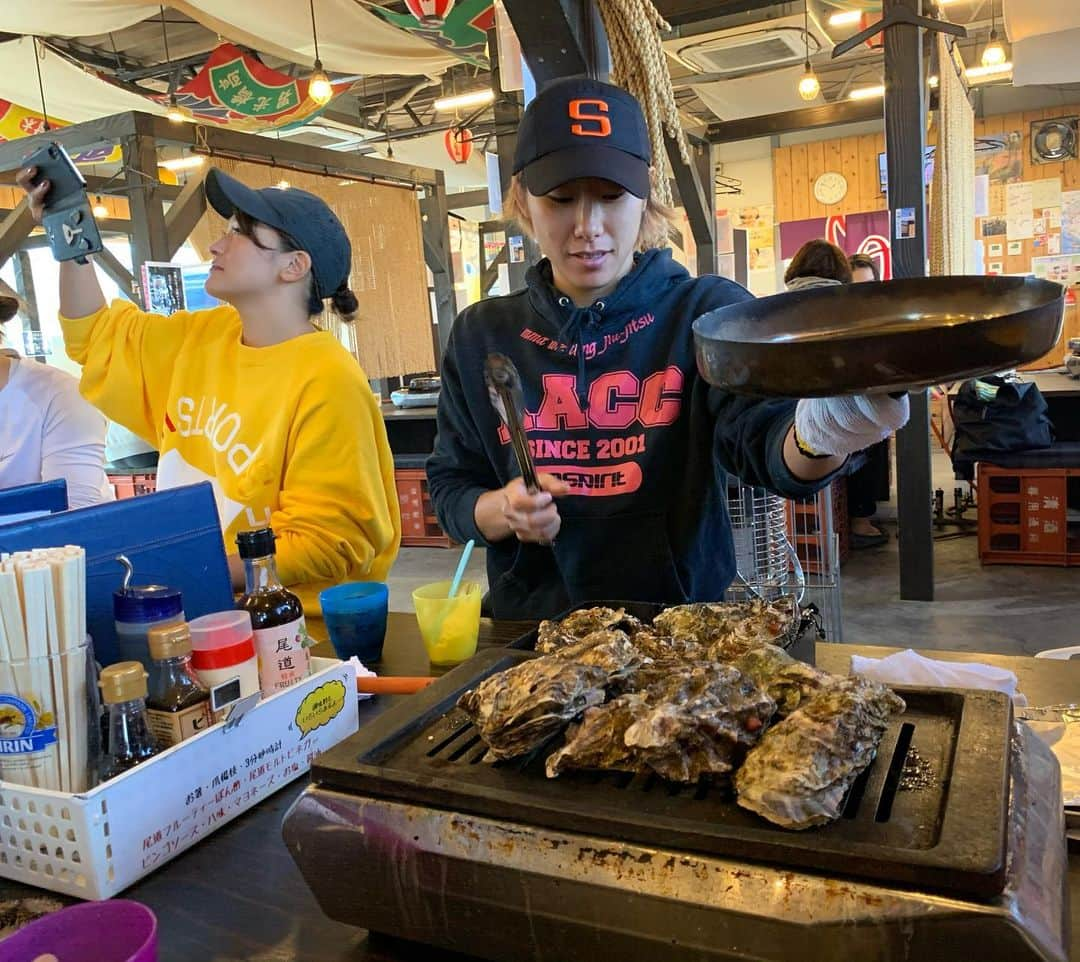 阿部裕幸さんのインスタグラム写真 - (阿部裕幸Instagram)「朝練後は牡蠣小屋でlunch😊 めっちゃ美味い👍🏻 #aacc #aaccmma #aacc大森 #grappling #catchwrestling #nogi #無料体験できます #aacc楽しいですよー #生徒募集中 #仲間募集中  #aacc女子部 #レスリング #キャッチレスリング #総合格闘技 #女子格闘技 #femalefighter #jiujitsu #柔術 #格闘技やるならAACC #女子MMAならAACC #ココロとカラダを強くする #仲間 #team #何事も基本が大事 #hardworkpayoff #フジメグ合宿 #lunch #oysters #牡蠣小屋 #牡蠣」11月17日 21時57分 - abeani111