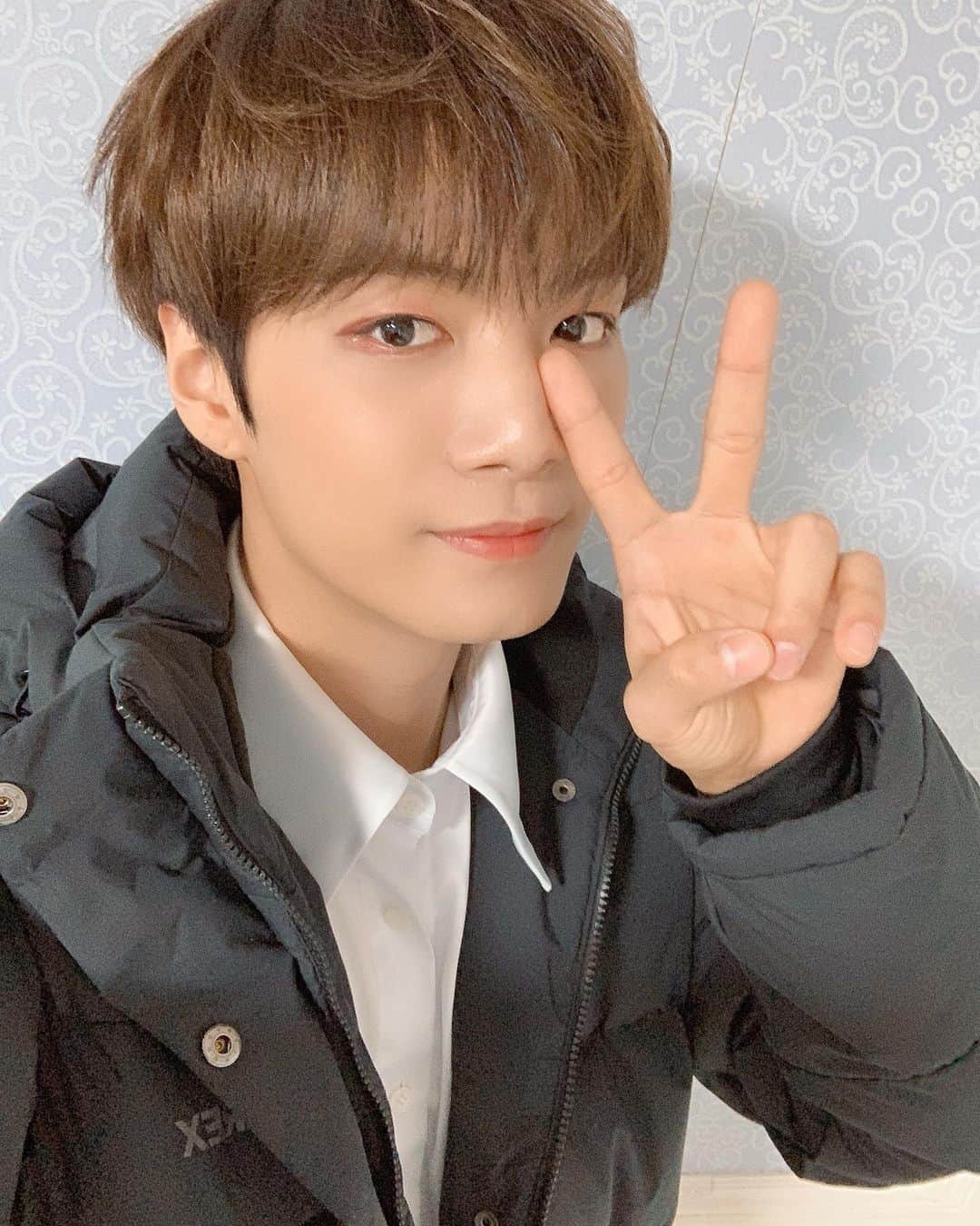 JR のインスタグラム：「러브들 항상 고마워요! 날이 많이 추운데 감기조심해요!! 잘자요 사랑해 러브~」