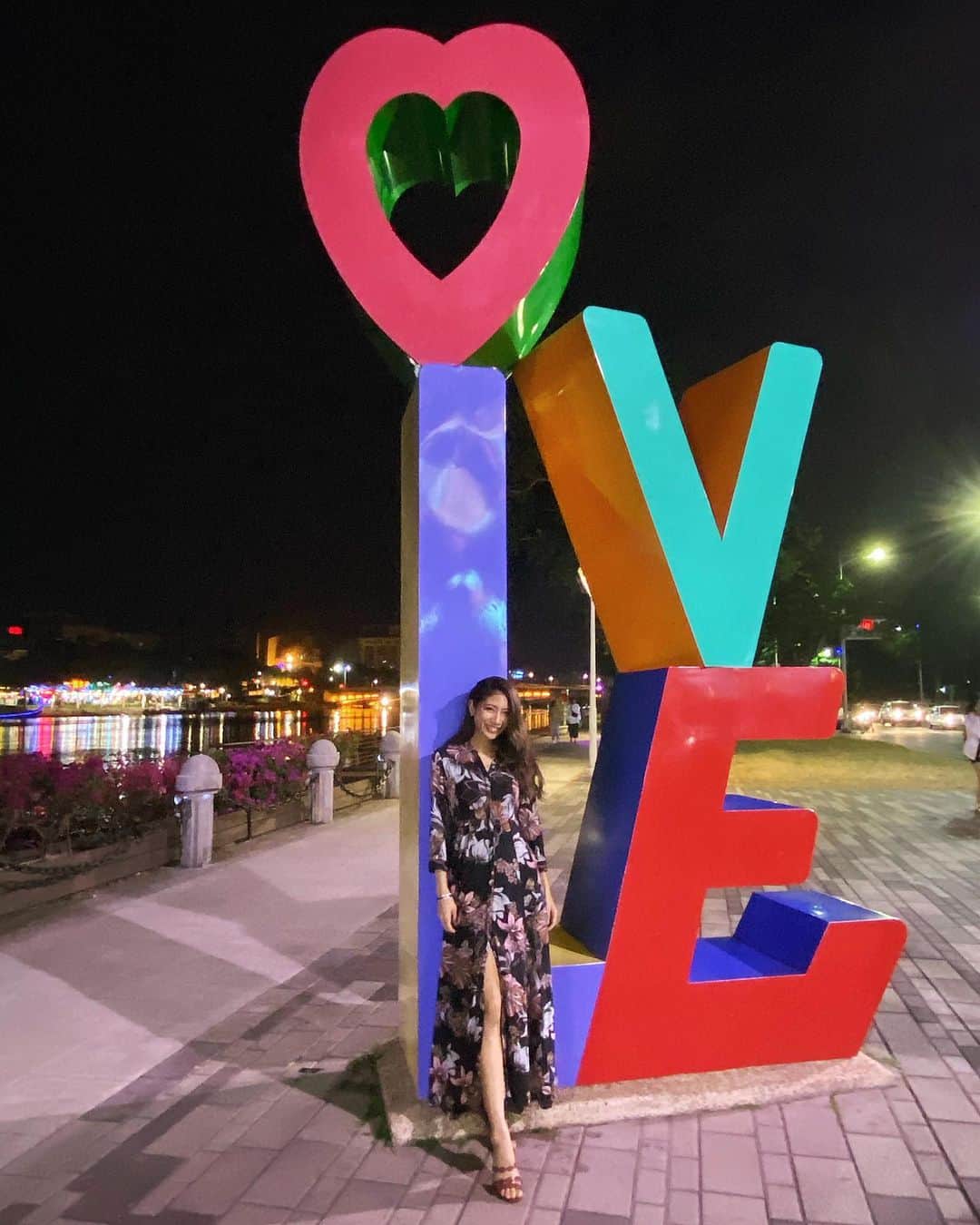 佐藤あずみのインスタグラム：「#loveriver . 愛河にあるLOVEオブジェでございます💙💚❤️ . 台湾はどこもかしこもカラフル〜！ 可愛いし綺麗よ〜✨ . #愛河 #愛河クルーズ #love #loveboat #高雄 #台湾 #kaohsiung  #travel #taiwan #旅行 #高雄のインスタス映えスポット」