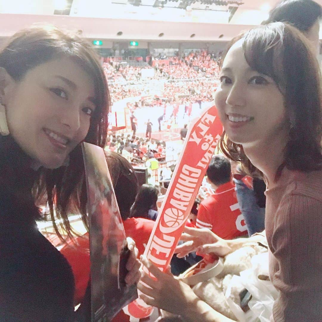 高橋麻美さんのインスタグラム写真 - (高橋麻美Instagram)「きしとバスケ観戦🏀  レバンガ勝ったよー😍  ハラハラする試合だった😱😆 富樫選手ってカミナリのツッコミ石田さんに似てるよね？🙄 マークトラソリーニってセサミストリートのカウント伯爵に似てるよね？🙄 #basketball#レバンガ北海道#hokkaido  #千葉ジェッツ」11月17日 21時59分 - charmy421