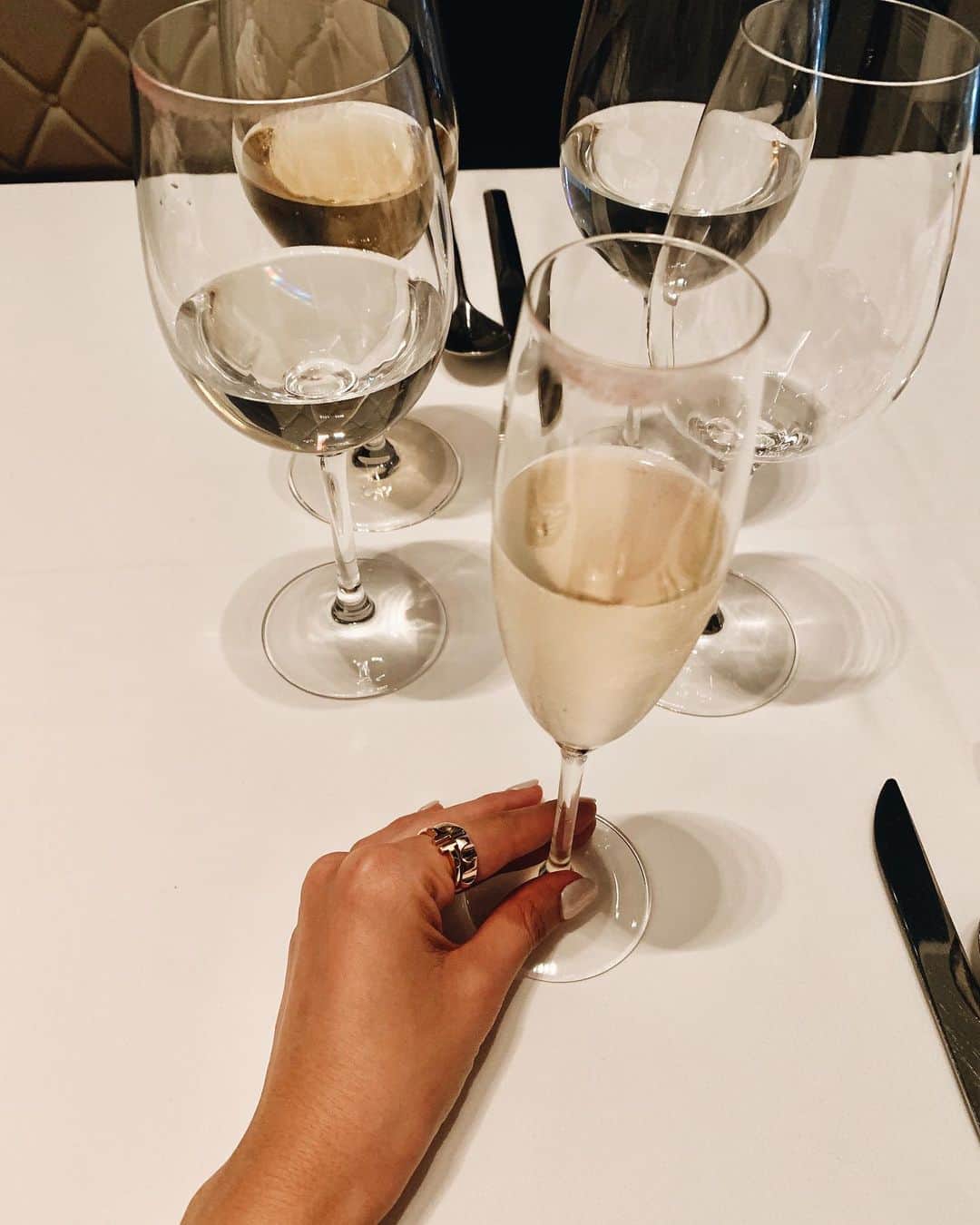 A❤︎❤︎❤︎のインスタグラム：「. いちばん大好きなお酒はシャンパン🥂 うん、20歳のころからずーっと同じ！ シャンパン飲むと幸せな気持ちになれるの♡ . . #love#champagne#forever」