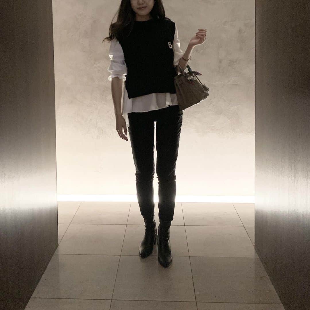 岡本麻佑のインスタグラム：「. このパンツとブーツが履きたくて履いてんけど後から今日のファッションちょっとミスったなってなったファッションがこちら😢アンバランス🙆🏽‍♀️笑　#fashion#codinate#code#style」
