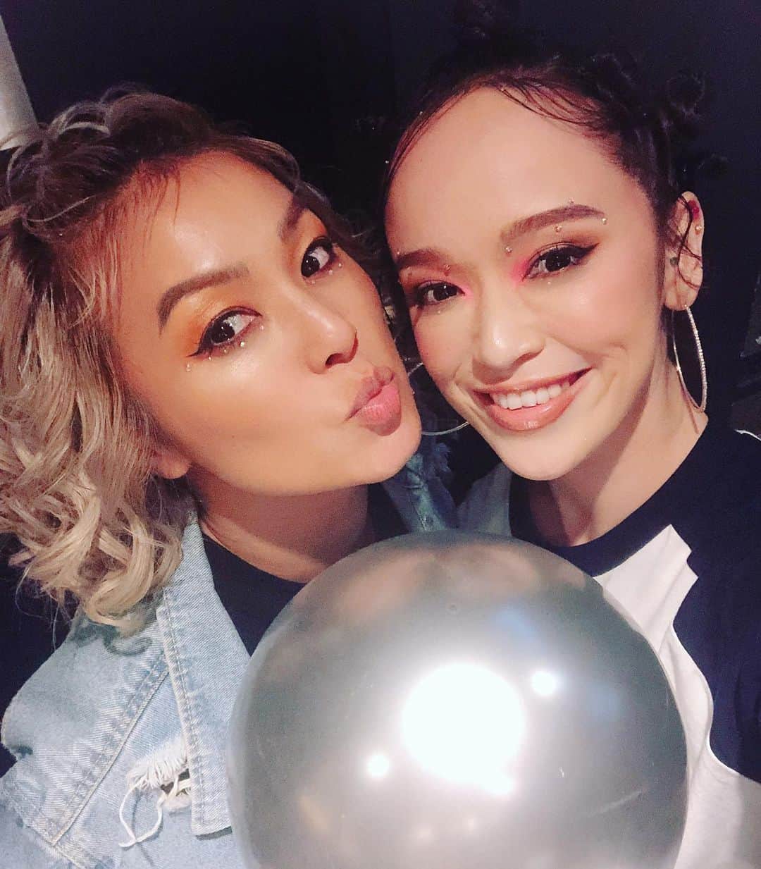 Nazukiのインスタグラム：「2019.11/5 . Sowelu Birthday Live✨✨✨ 今年は、私も1曲踊りました💕 もう13年の付き合いになり、仕事からの出会いですが、プライベートでも仲良くさせてもらい、今年もバースデーLiveに携わる事ができ、楽しかったー😊😊 努力家で自分にはも人にも厳しく、毎年パワーアップしていく姿を見れて、ほんと刺激をもらう👍  thanks💕💕💕❤️ ダンサーは昨年に引き続き、 sharan. sana.  #sowelu #live #happybirthday #birthdaylive #dance #dancer #coreography #ダンサー　#振り付け　#ライブ」