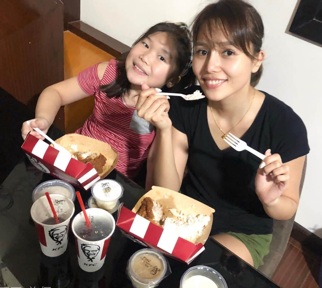 西田美保さんのインスタグラム写真 - (西田美保Instagram)「Grabbed 2 orders of KFC Delivery Fans Day bundle via KFC hotline delivery kaya we are enjoying our fully loaded dinner for tonight plus may pa-concert pa on Nov 22! 🤩 Call 88-87-88-88 and order your KFC Delivery Fans Day Bundle!  Excited ako sa fun treats, surprises, and performances ni IV of Spades, Bamboo, and a special performance from Kathryn Bernardo and Daniel Padilla! 💯  Kita kita tayo dun ha! #KFCDeliveryFansConcert @kfcphilippines」11月17日 22時08分 - real.miho_nishida