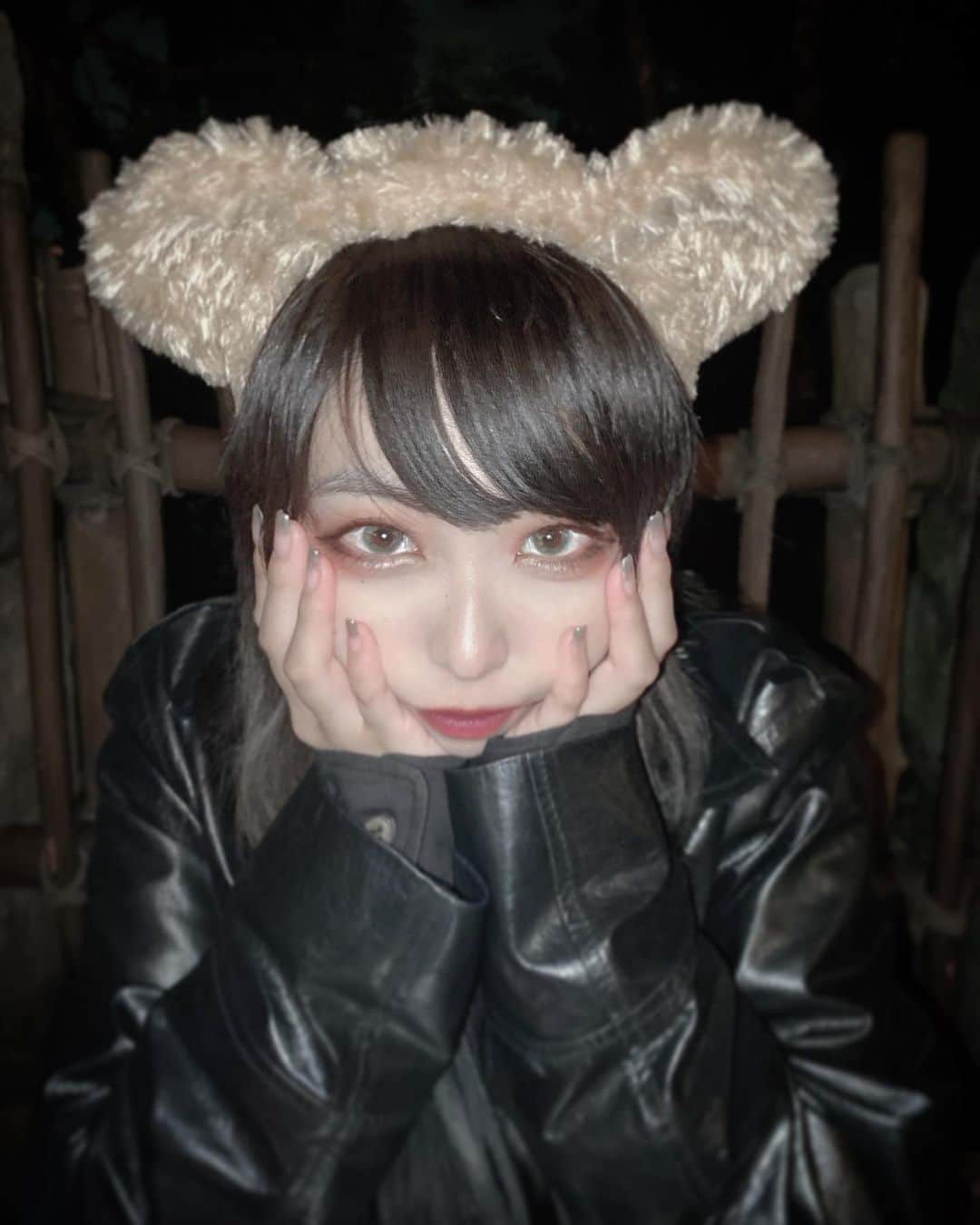 のインスタグラム：「🐻 かわいいの付けて虫歯ポーズしても 結局ヴィランズ顔 とっくに諦めたさ」