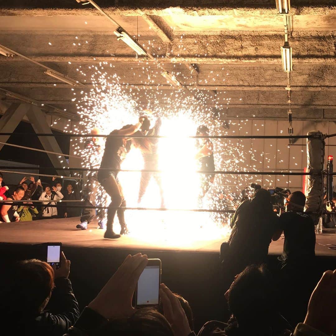 宇野薫のインスタグラム：「青木選手vs大仁田選手 ⚡️電流爆破マッチ💥 大仁田選手の電流バットに 青木くん大爆破‼️凄い衝撃  #青木真也 #大仁田厚 #DDT #DDTPRO #電流爆破 #プロレス」