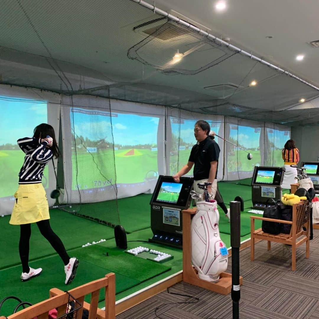 GINGERさんのインスタグラム写真 - (GINGERInstagram)「GINGER GOLF TEAM6期生 第8回練習会🏌️‍♀️ パター練習も始まりました！ 来週はいよいよゴルフ場でのコースレッスンです⛳️ . #gingergolfteam #gingergolfteam6期生 #ルコックゴルフ #アコーディアゴルフ #12月コースデビュー #ゴルフ女子 #女子ゴルフ @lecoqgolf_jp」11月17日 22時16分 - ginger_magazine