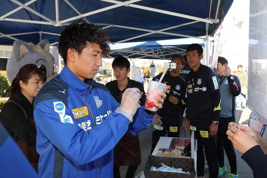 武岡優斗さんのインスタグラム写真 - (武岡優斗Instagram)「サポーター感謝デー。  今日はサポ感と言われるイベントでした^_^ ファン感みたいな位置づけかな。  限りのある時間の中… 悪ノリ企画の第二弾…タピオカ販売に始まり笑 借り物競走… サイン会… プレゼンター… ハイタッチ見送りと…  おもてなしする側やのに… 楽しんでた自分がいました笑  すみません…笑  タピオカも好評で好評で笑 #甲府の広辞苑 と #氷人六花楽  の皆さんで てんやわんやしてました笑  時間の都合上… 最後まで店頭に立てなくて 本当に残念でした。  またあるかどうかは 広報次第ということで笑  本当に短い時間でしたが 応援してくれてるみんなと触れ合えて嬉しかったです^_^  リーグは残り1試合… 最大で4試合！！ 共に闘ってください！  最後の1枚は 現役の#ヴァンフォーレクイーン に囲まれて ハーレムな33歳でした笑  #ventforet #ventforetkofu #武岡優斗 #41 #no41 #YUTO41 #サポーター感謝デー #サポ感 #ありがとうございました #犬🐶 にやたらと絡まれた #調子のってたなー #その写真は #また渋々載せるかも #完全に調子のってたなー #現場からは以上です🙏」11月17日 22時17分 - yuto_takeoka17