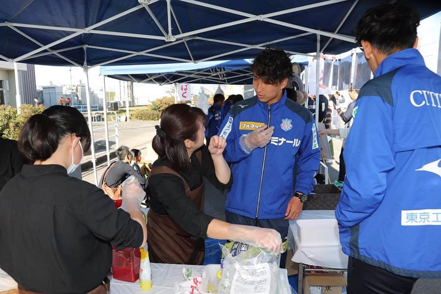 武岡優斗さんのインスタグラム写真 - (武岡優斗Instagram)「サポーター感謝デー。  今日はサポ感と言われるイベントでした^_^ ファン感みたいな位置づけかな。  限りのある時間の中… 悪ノリ企画の第二弾…タピオカ販売に始まり笑 借り物競走… サイン会… プレゼンター… ハイタッチ見送りと…  おもてなしする側やのに… 楽しんでた自分がいました笑  すみません…笑  タピオカも好評で好評で笑 #甲府の広辞苑 と #氷人六花楽  の皆さんで てんやわんやしてました笑  時間の都合上… 最後まで店頭に立てなくて 本当に残念でした。  またあるかどうかは 広報次第ということで笑  本当に短い時間でしたが 応援してくれてるみんなと触れ合えて嬉しかったです^_^  リーグは残り1試合… 最大で4試合！！ 共に闘ってください！  最後の1枚は 現役の#ヴァンフォーレクイーン に囲まれて ハーレムな33歳でした笑  #ventforet #ventforetkofu #武岡優斗 #41 #no41 #YUTO41 #サポーター感謝デー #サポ感 #ありがとうございました #犬🐶 にやたらと絡まれた #調子のってたなー #その写真は #また渋々載せるかも #完全に調子のってたなー #現場からは以上です🙏」11月17日 22時17分 - yuto_takeoka17