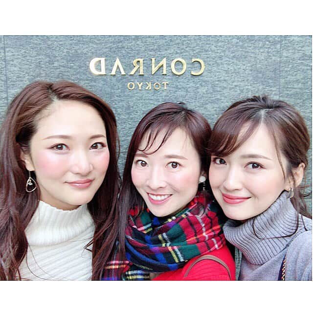 花岡維生のインスタグラム：「いつもの3人で💚❤️💚 @conrad_tokyo の#afternoontea は、#christmas 仕様でとっても可愛かった〜っ🎄✨ 笑いすぎた楽しい時間でした☺️💕 #アフタヌーンティー #クリスマス仕様 #クリスマススイーツ #いつものメンバー #至福の時間 #conradtokyo #クリスマス」