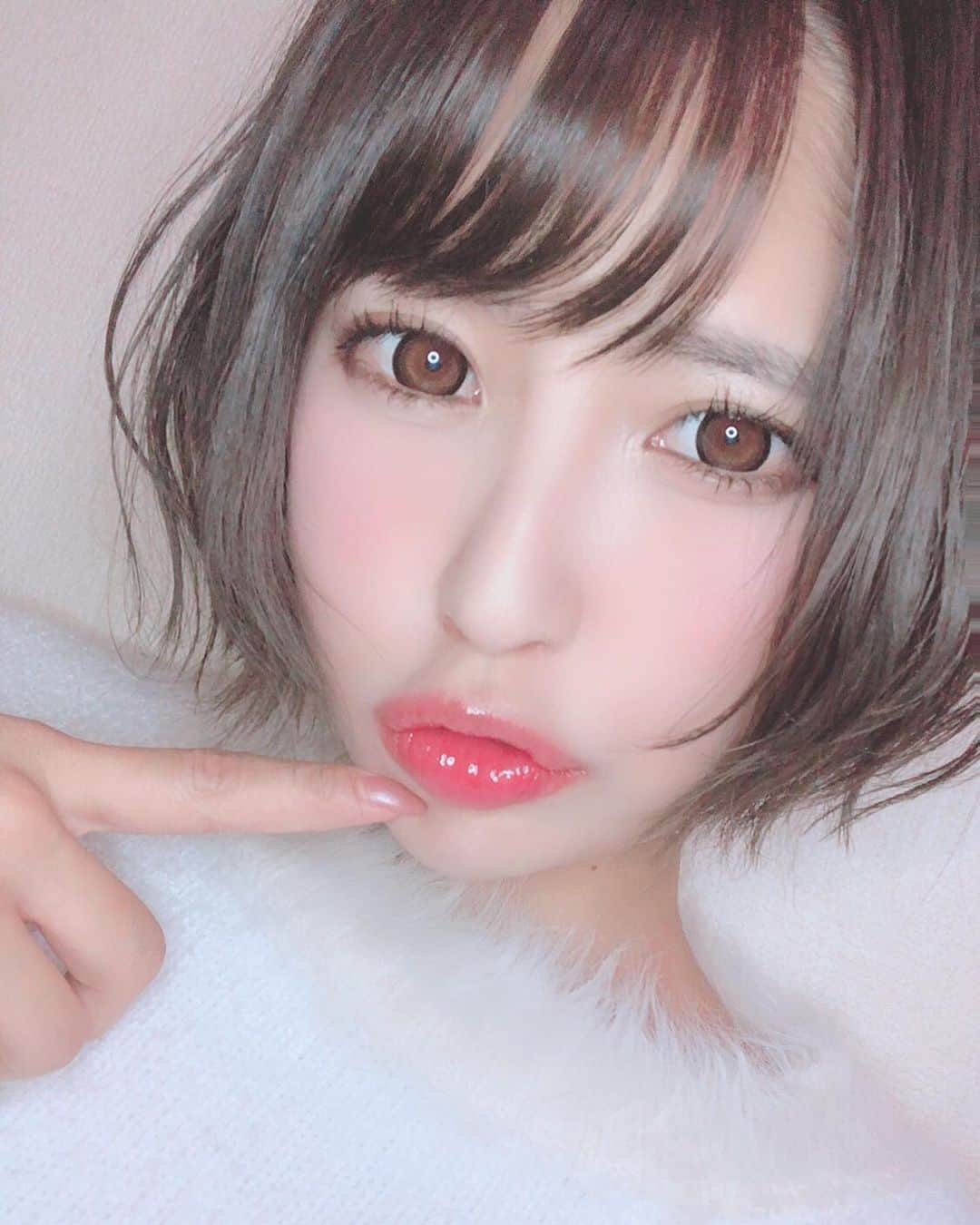 のインスタグラム：「yslのリップ💄 . 色とパッケージがとてもかわよい💕 . . . . おだん子ちゃんから プレゼントでもらったよ🎁 . .  ありがとう💕 . . . . . . . . .  #ショートカット#ショートカット女子 #アイドル#ヴォリュプテシャイン82#ヴォリュプテシャイン #ysl#ysllipstick #クリスマスコフレ2019 #クリスマスコフレ#idol#followme#instagood#フォロー募集#フォロー歓迎#フォロワー募集中#l4l#粉我#팔로우환영#팔로미#친구해요#오오티디#셀카그램#自撮り#selfie#自撮り界隈#コスメ好きさんと繋がりたい#オススメコスメ」