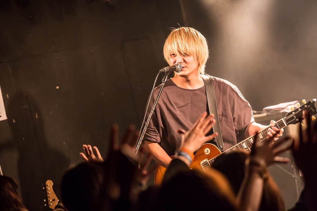 木田健太郎さんのインスタグラム写真 - (木田健太郎Instagram)「2019.11.17 @郡山PEAK ACTION CRAZY VODKA TONIC リリースツアー『DARUMAさんが転んだ』 ありがとうございました！！ CVT2日間ありがとう！！ 2日間連チャン。 刺激うけたなー ライブ1本1本もっと大事にして、日々成長してきます！ 郡山も今年は4回来られたなぁ 来年はもっと行きたい。 ツアー続くから、年内もまだまだ頑張ります！  photo by 中山優司 @yuji.nakayama.photo  #リアクションザブッタ #crazyvodkatonic #ココロオークション #vividundress #darumaさんが転んだ」11月17日 22時26分 - kidaken_rtb