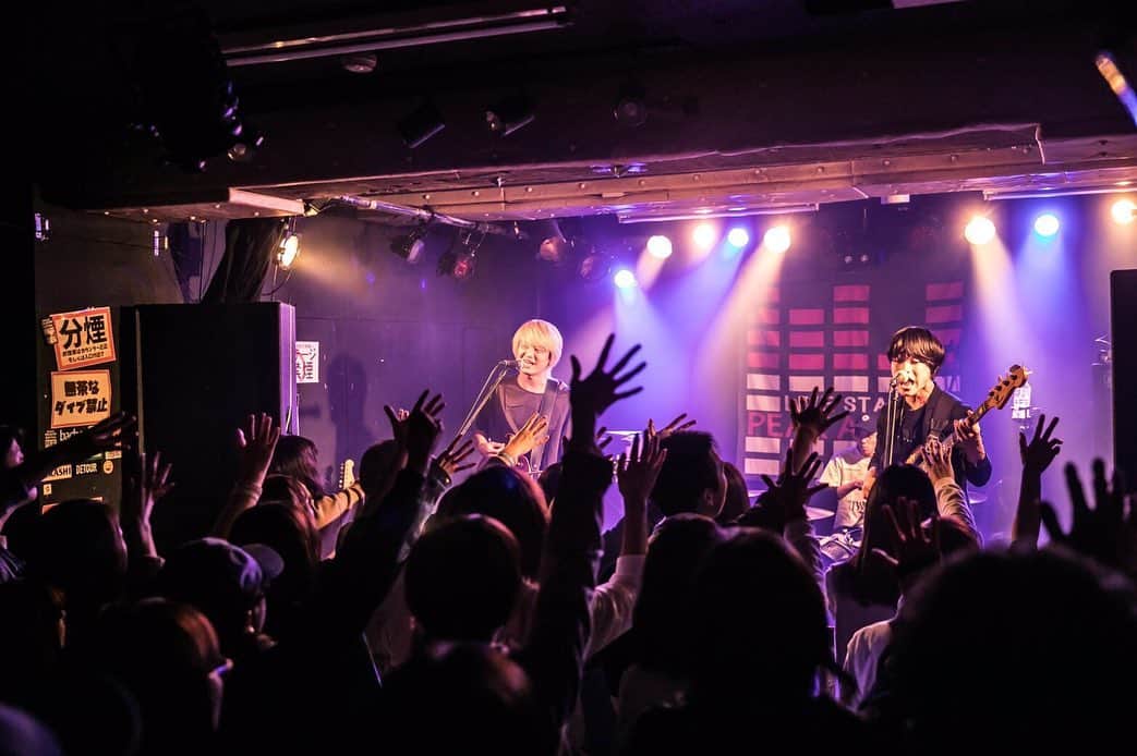 木田健太郎さんのインスタグラム写真 - (木田健太郎Instagram)「2019.11.17 @郡山PEAK ACTION CRAZY VODKA TONIC リリースツアー『DARUMAさんが転んだ』 ありがとうございました！！ CVT2日間ありがとう！！ 2日間連チャン。 刺激うけたなー ライブ1本1本もっと大事にして、日々成長してきます！ 郡山も今年は4回来られたなぁ 来年はもっと行きたい。 ツアー続くから、年内もまだまだ頑張ります！  photo by 中山優司 @yuji.nakayama.photo  #リアクションザブッタ #crazyvodkatonic #ココロオークション #vividundress #darumaさんが転んだ」11月17日 22時26分 - kidaken_rtb